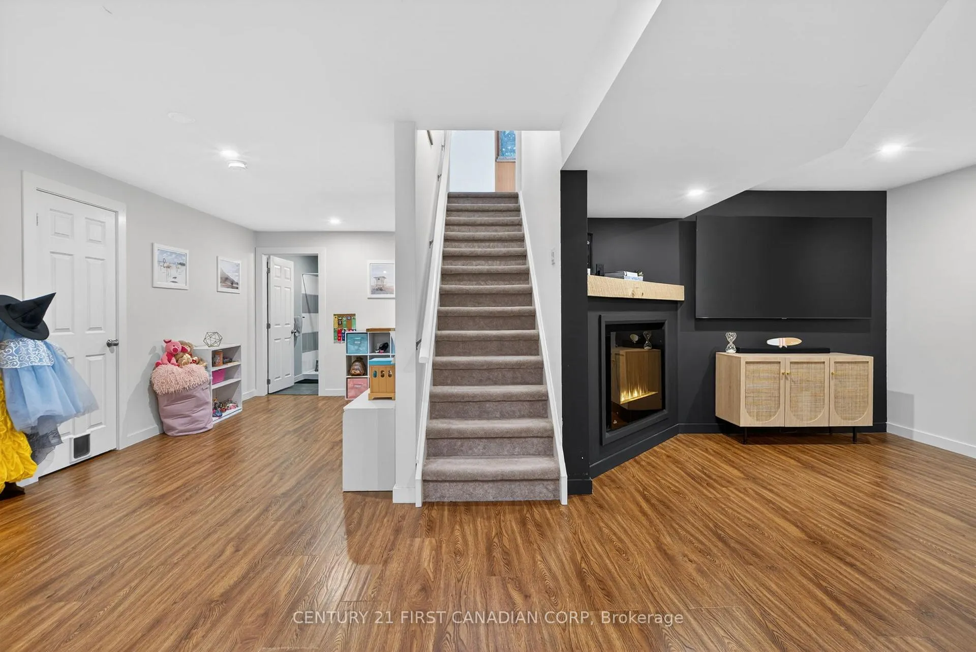 Photo 24 of 285 Thorne Drive, Strathroy-Caradoc, NE — HOMEH