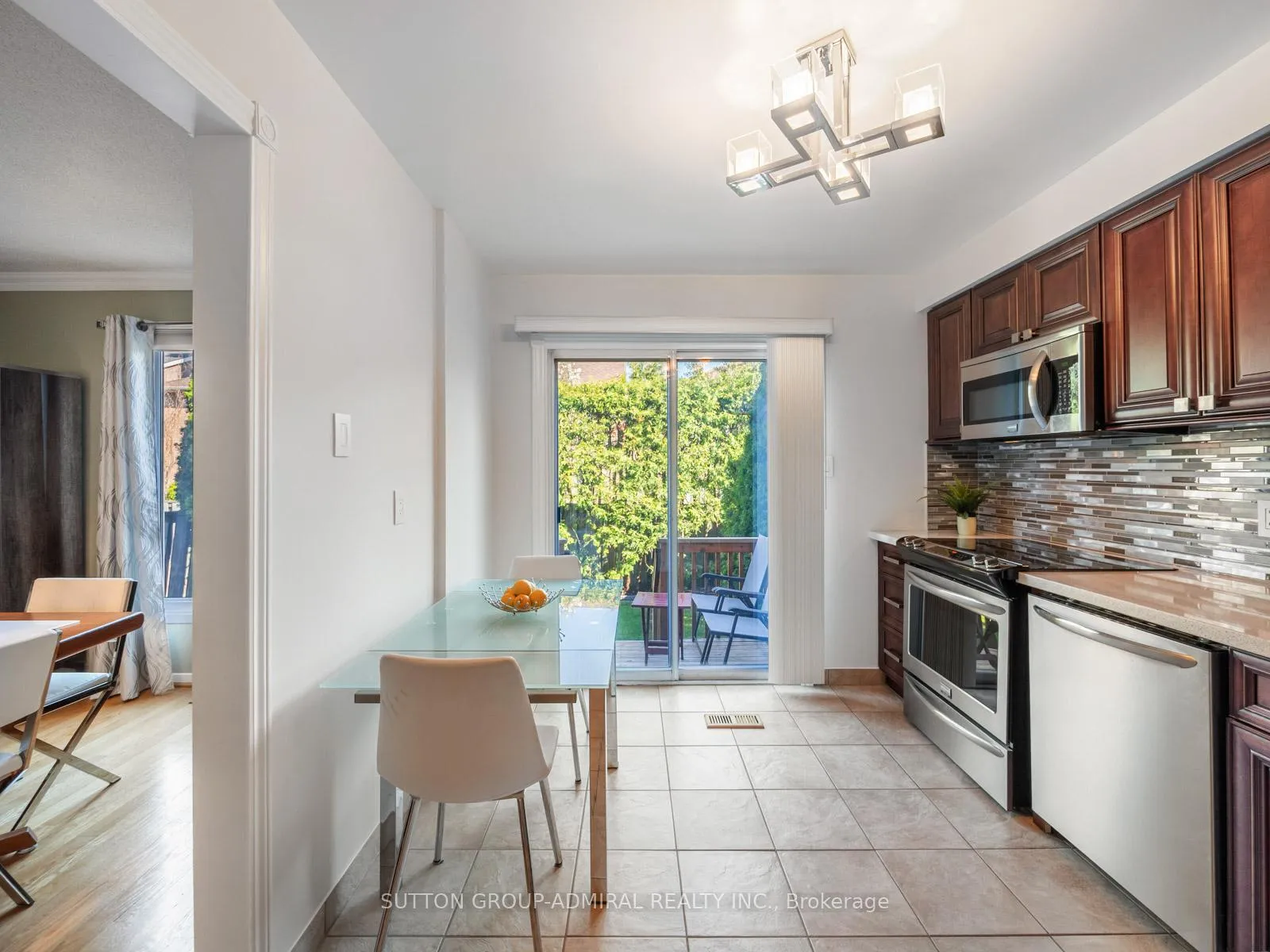 Photo 10 of 120 Glenmanor Way, Vaughan, Crestwood-Springfarm-Yorkhill — HOMEH