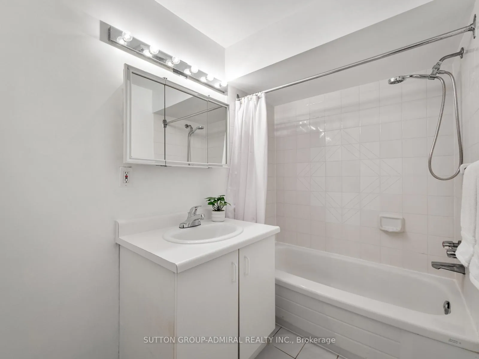 Photo 25 of 120 Glenmanor Way, Vaughan, Crestwood-Springfarm-Yorkhill — HOMEH