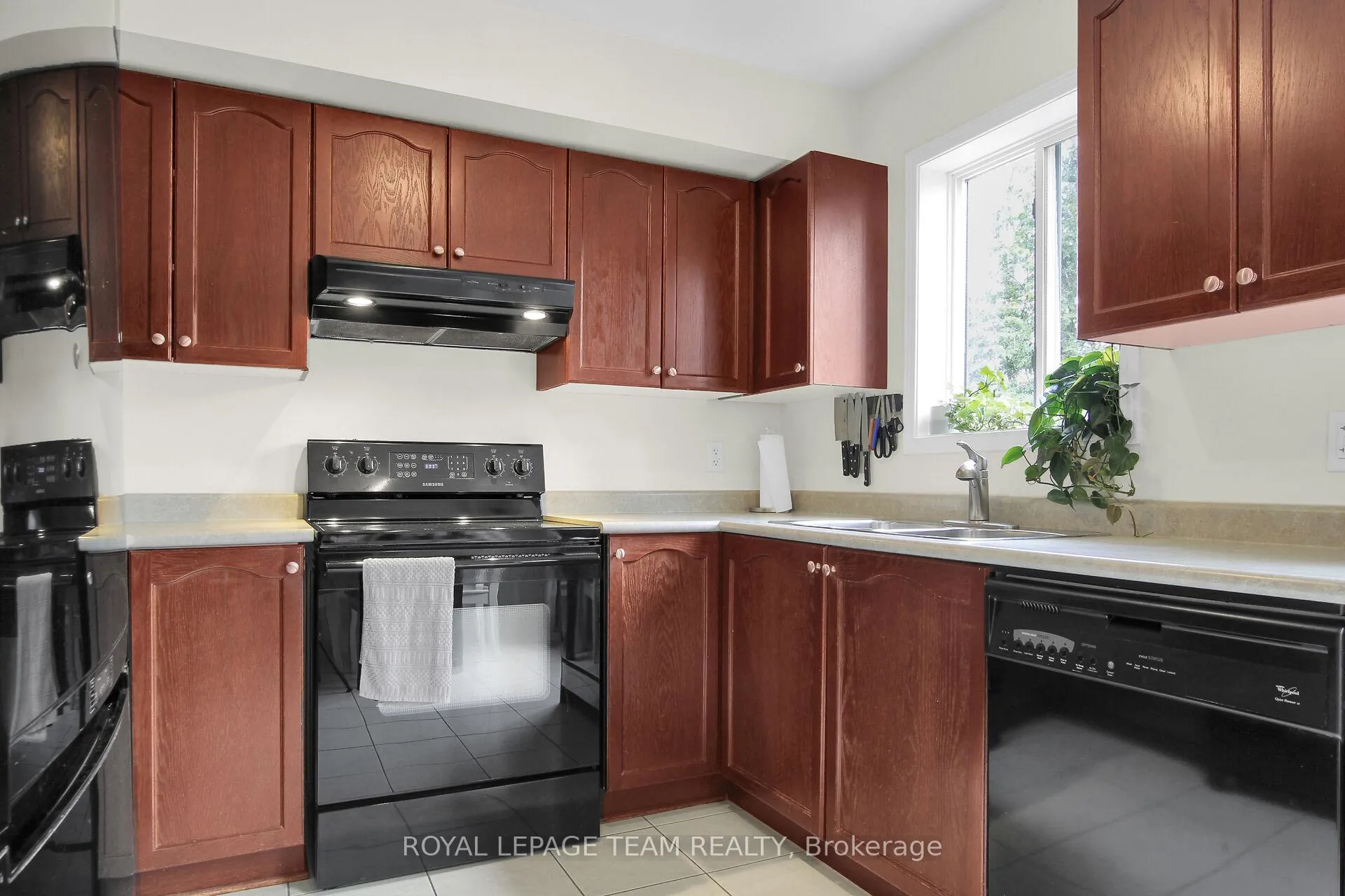 Photo 10 of 239 Gershwin Private, Ottawa, Westcliffe Estates — HOMEH