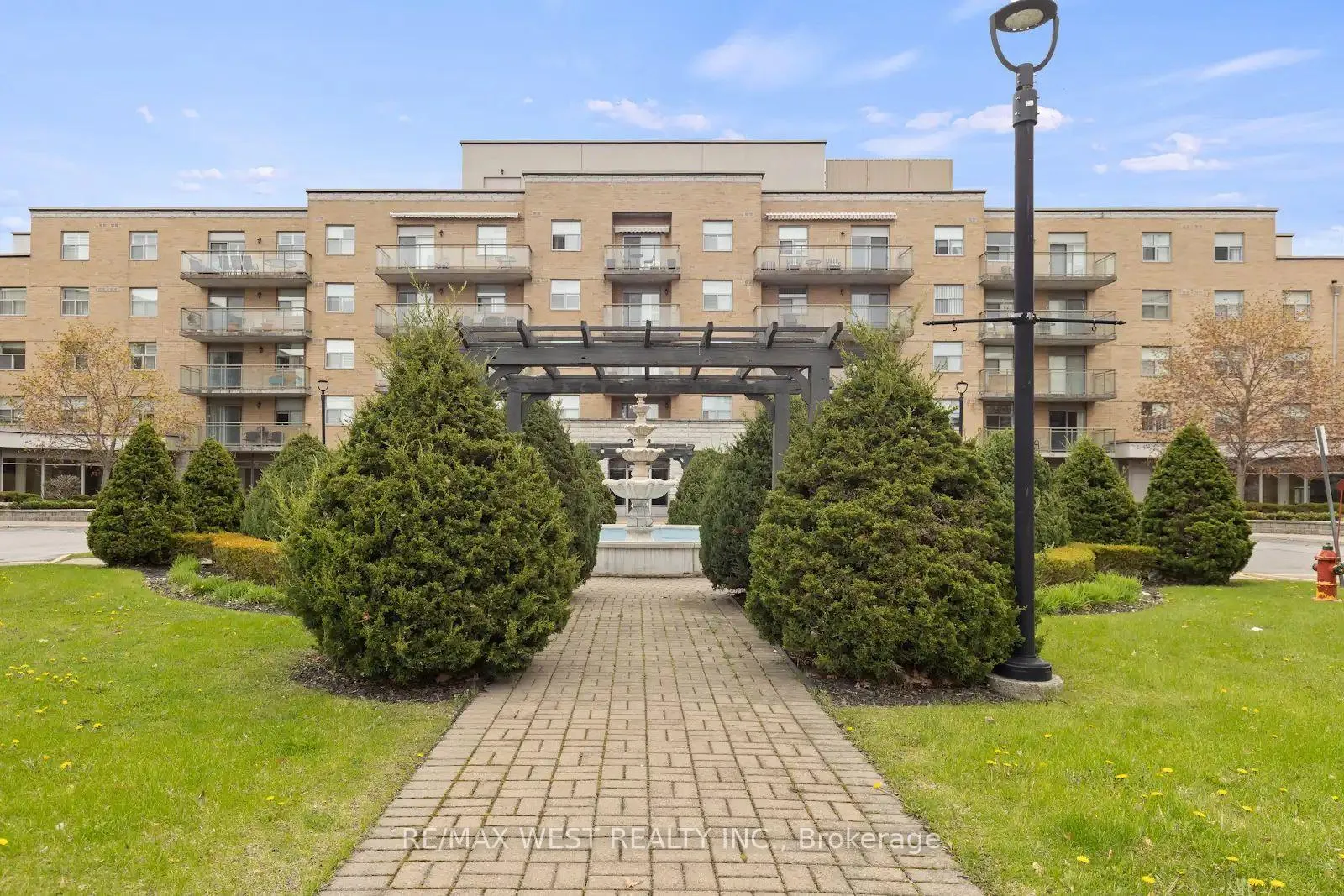Photo 1 of Unit 511, 2506 Rutherford Road, Vaughan, Maple — HOMEH