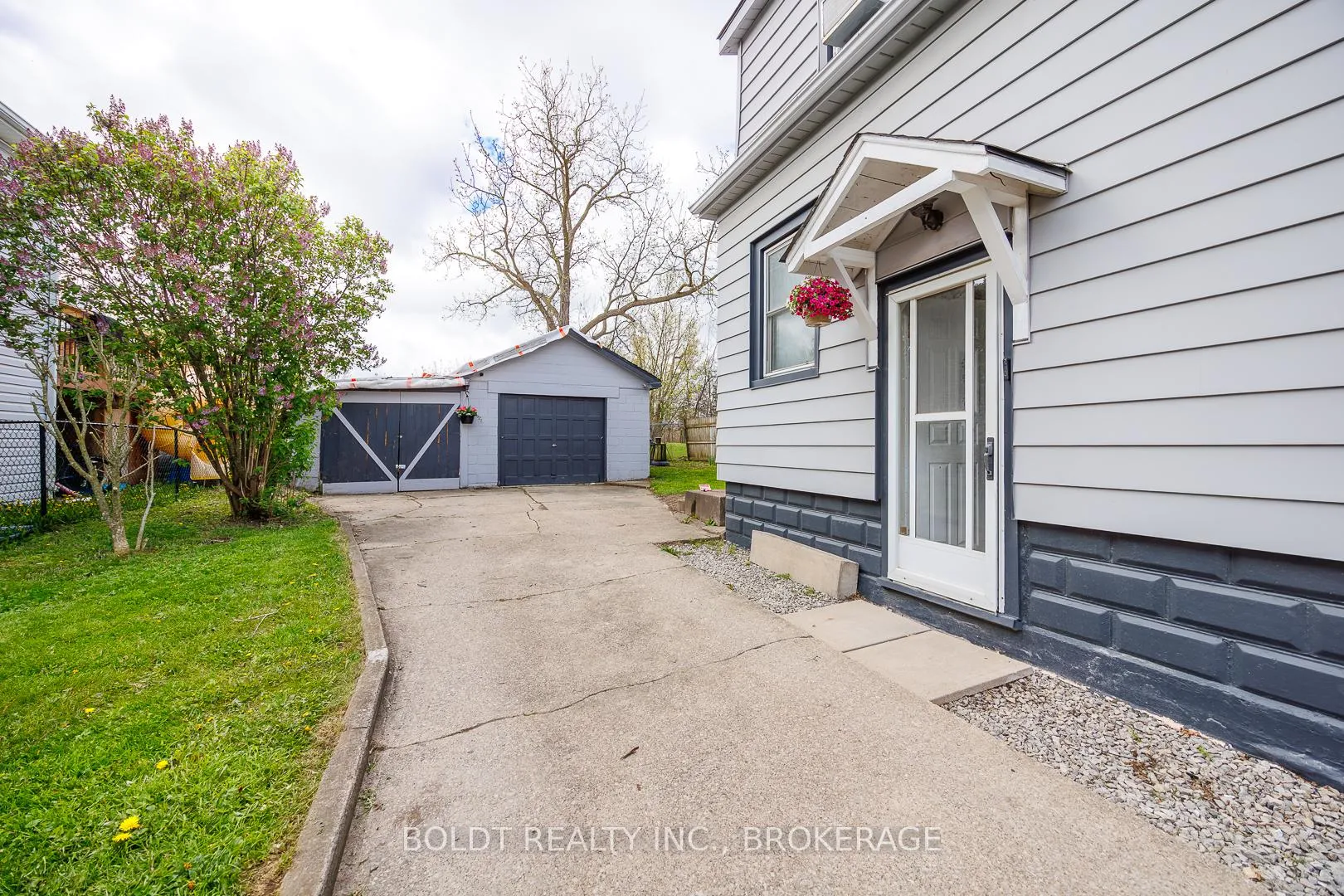 Photo 3 of 142 Clara Street, Thorold, Allanburg/Thorold South — HOMEH