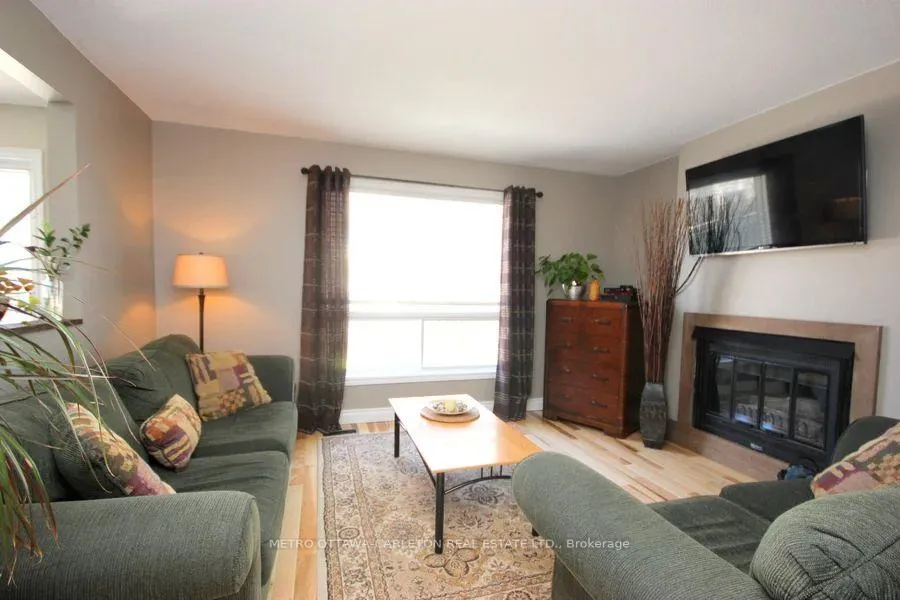 Photo 3 of 18 Chickasaw Crescent, Ottawa, Kanata - Bridlewood — HOMEH
