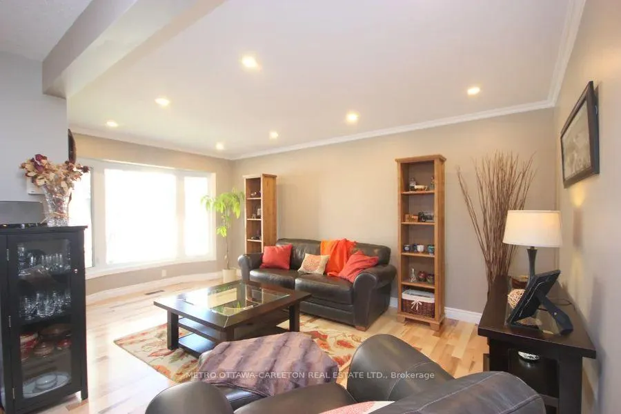 Photo 4 of 18 Chickasaw Crescent, Ottawa, Kanata - Bridlewood — HOMEH