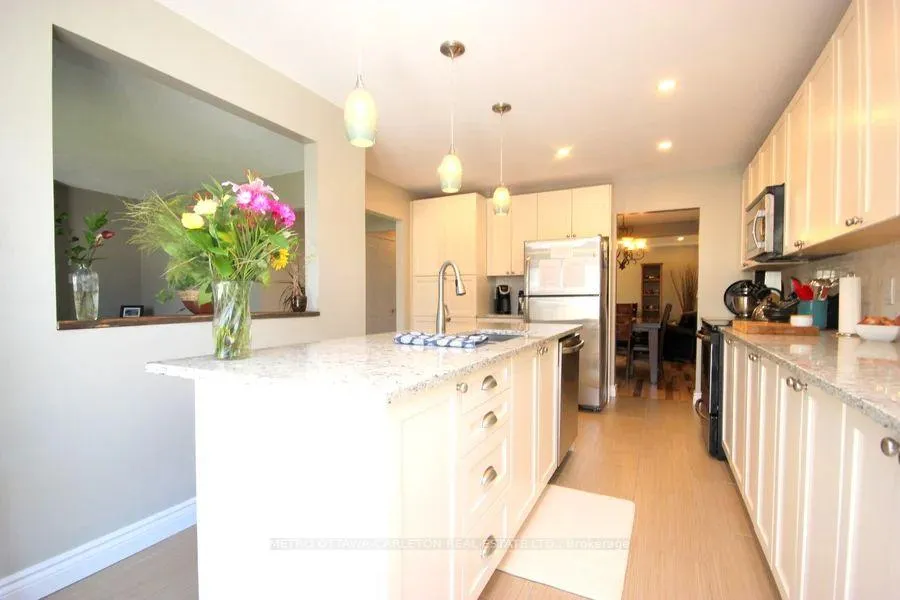 Photo 5 of 18 Chickasaw Crescent, Ottawa, Kanata - Bridlewood — HOMEH
