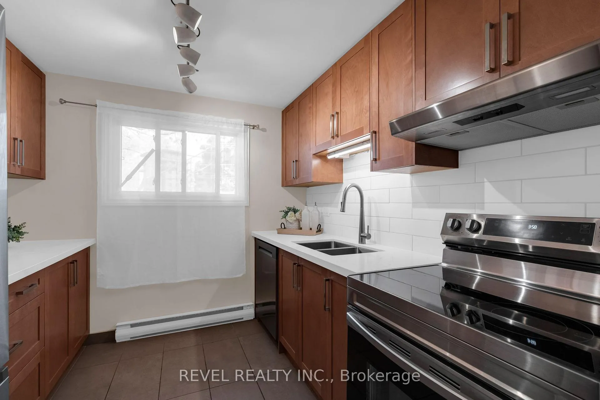 Photo 14 of 16 Quail Crescent, Barrie, Ardagh — HOMEH