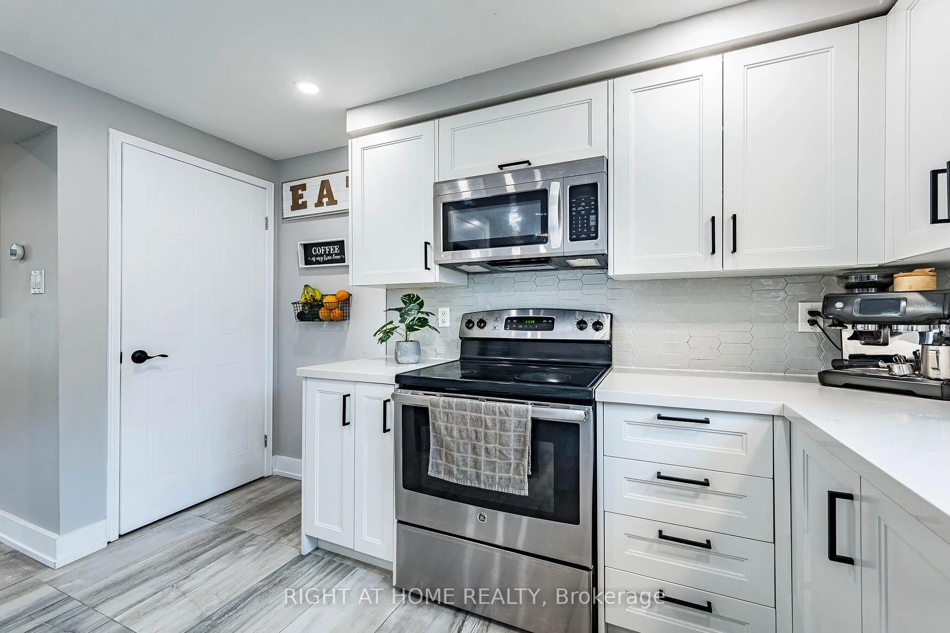 Photo 14 of 899 Elgin Street N, Cambridge — HOMEH