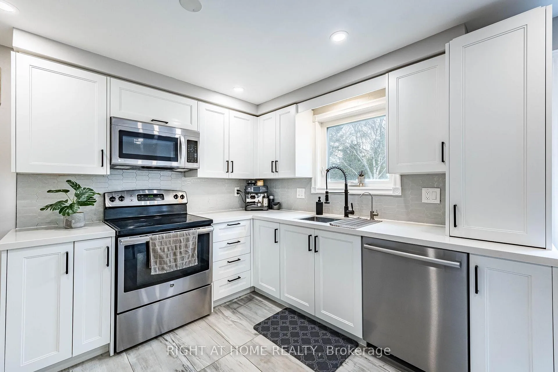 Photo 15 of 899 Elgin Street N, Cambridge — HOMEH