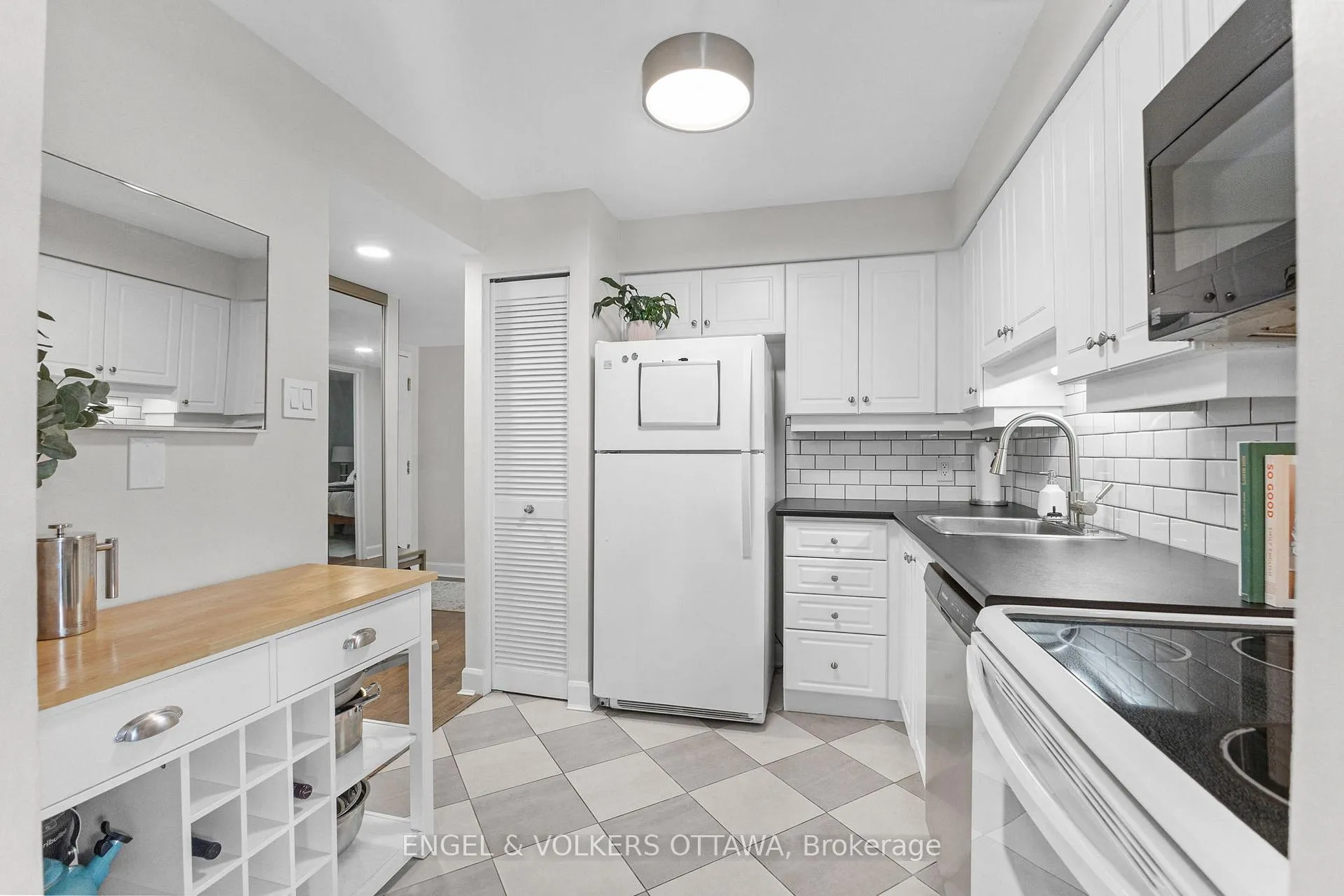 Photo 4 of Unit 101, 800 Mckellar Avenue, Ottawa, Carlingwood — HOMEH