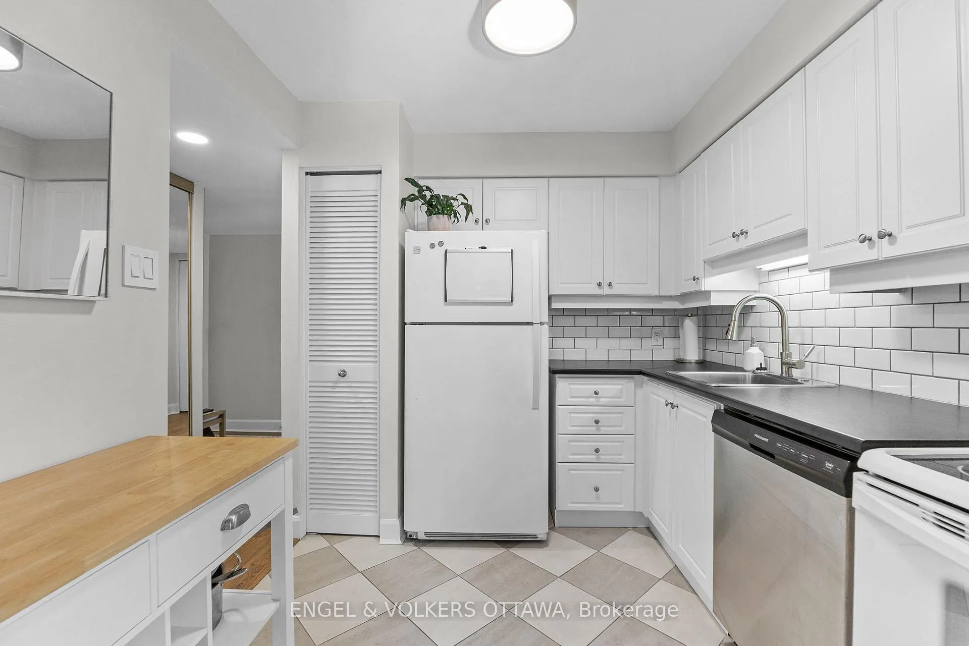 Photo 5 of Unit 101, 800 Mckellar Avenue, Ottawa, Carlingwood — HOMEH