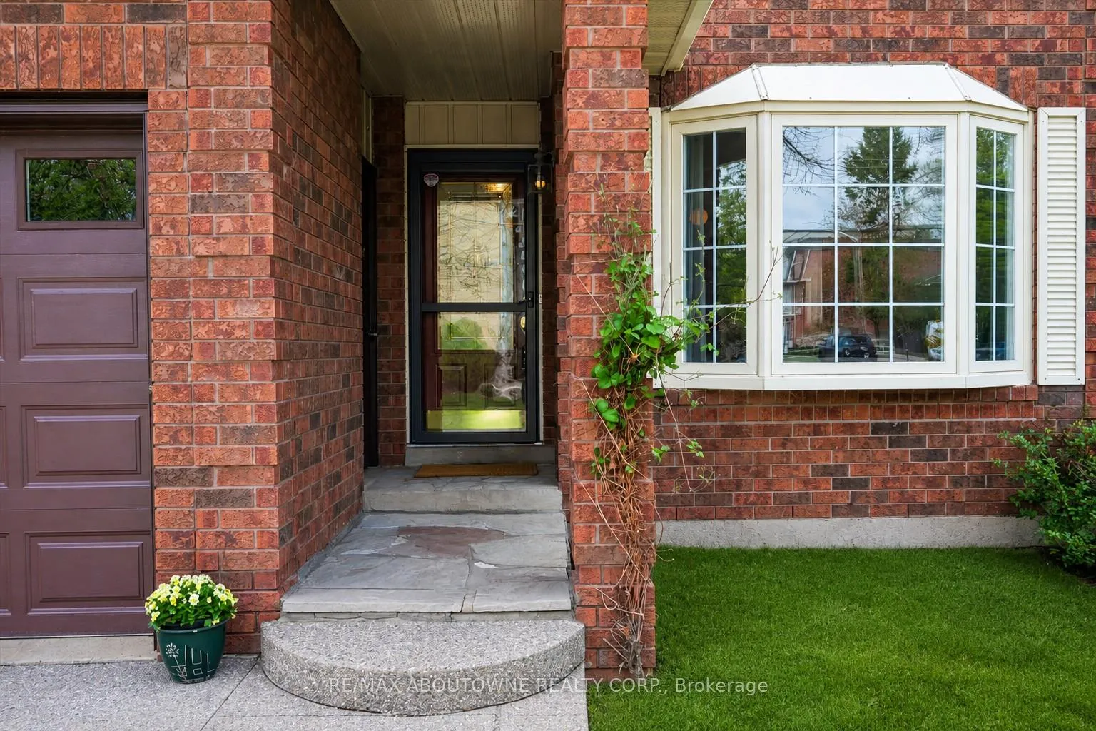 Photo 2 of 2330 Marine Drive, Oakville, Bronte — HOMEH