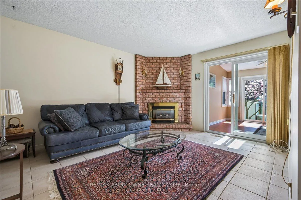 Photo 14 of 2330 Marine Drive, Oakville, Bronte — HOMEH