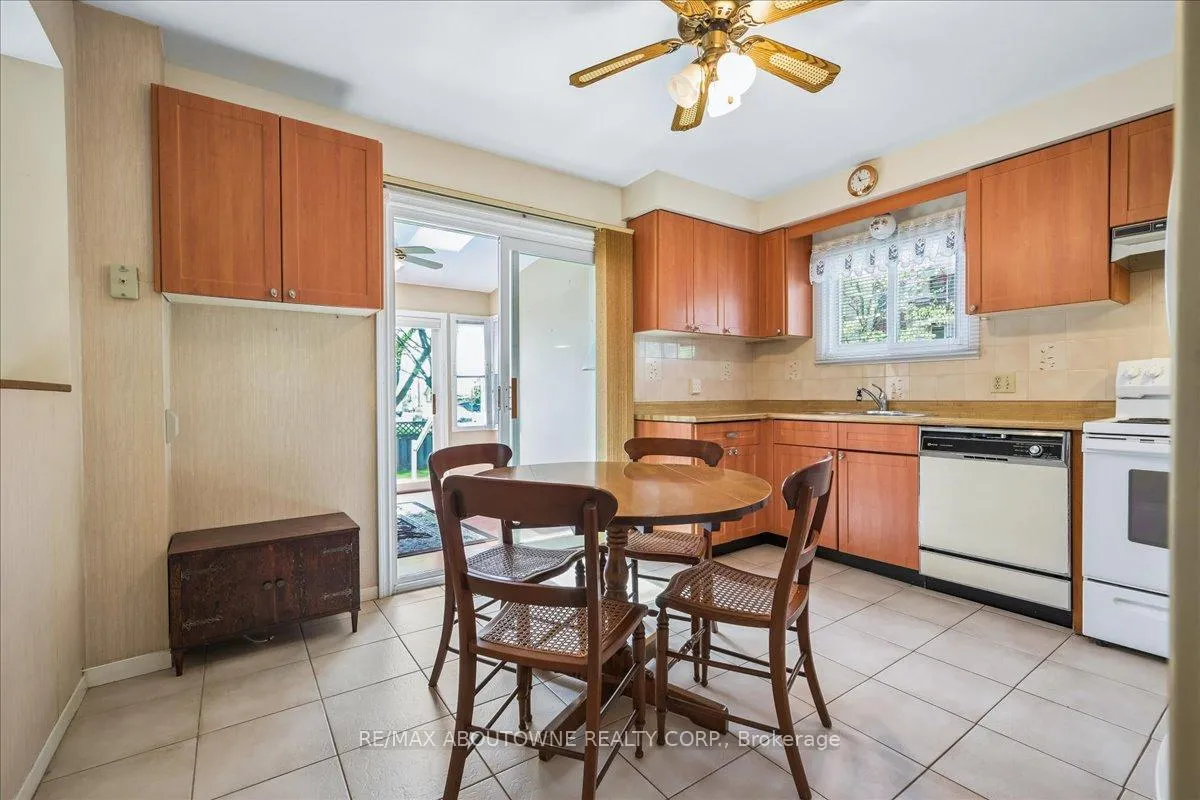 Photo 17 of 2330 Marine Drive, Oakville, Bronte — HOMEH