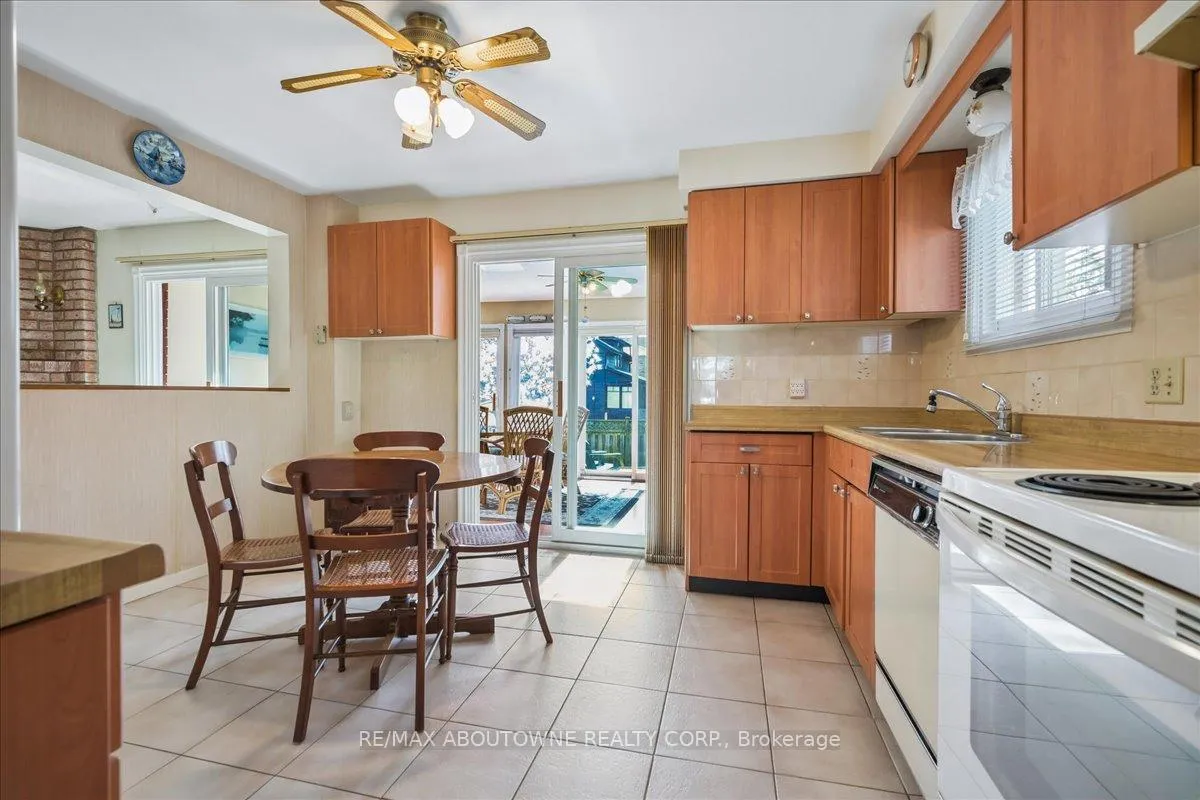 Photo 18 of 2330 Marine Drive, Oakville, Bronte — HOMEH
