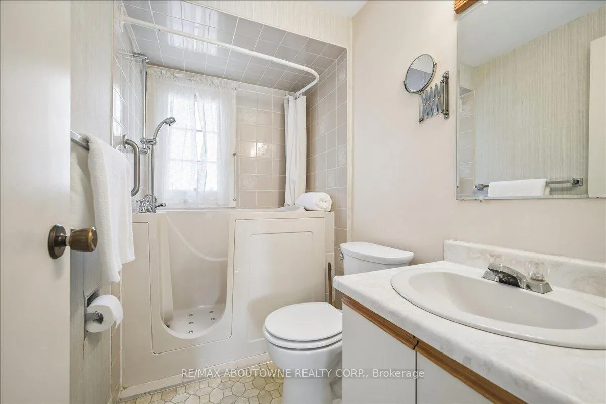 Photo 28 of 2330 Marine Drive, Oakville, Bronte — HOMEH