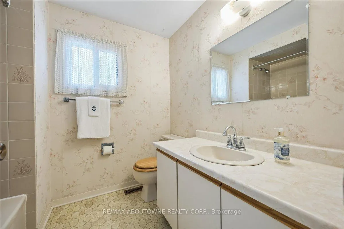 Photo 30 of 2330 Marine Drive, Oakville, Bronte — HOMEH