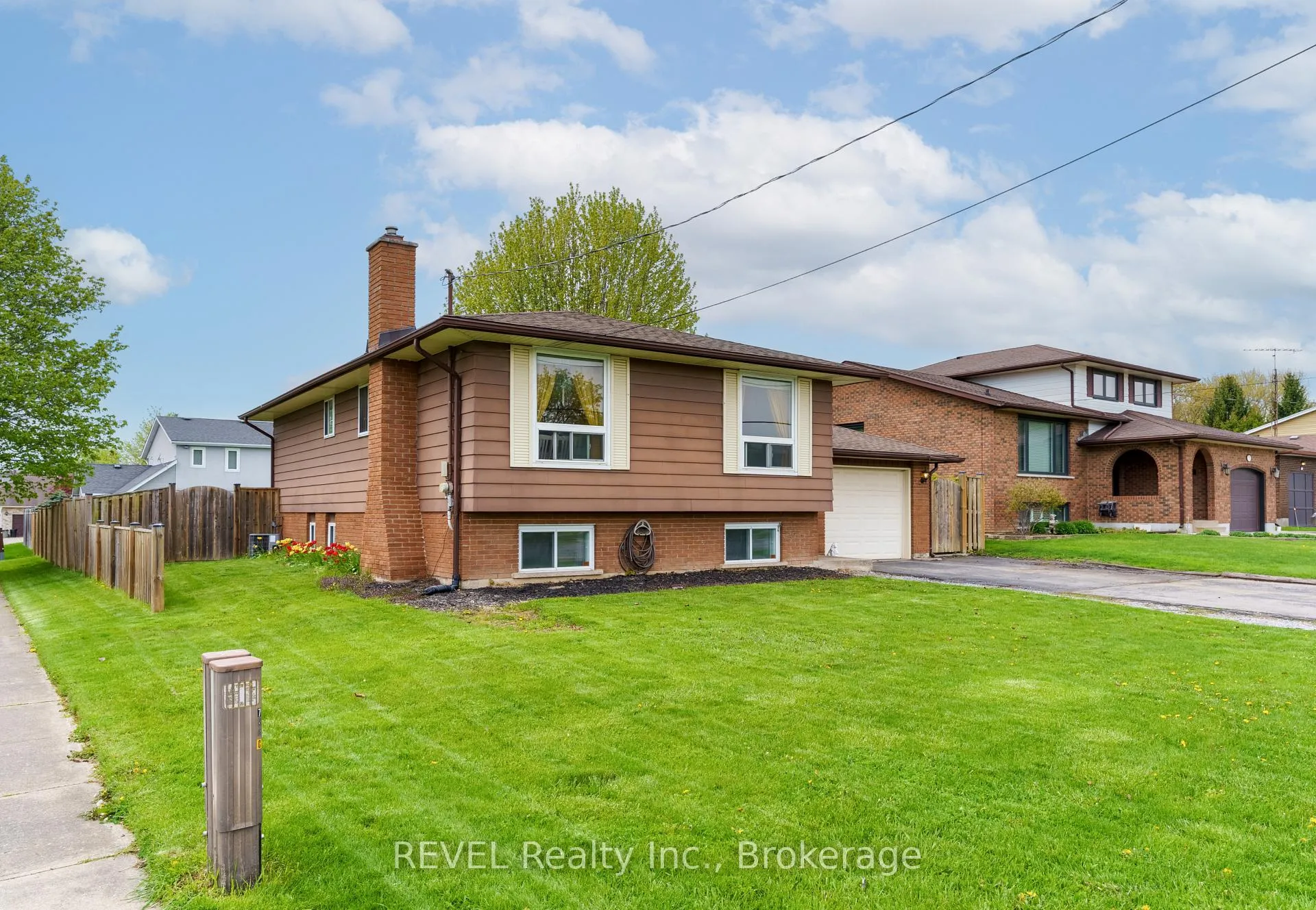 Photo 2 of 733 Clare Avenue, Welland, N. Welland — HOMEH