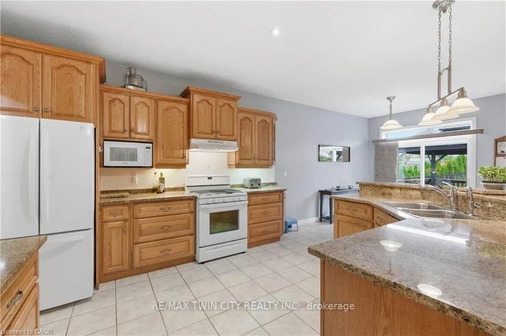 Photo 5 of 58 Templeton Drive, Kitchener — HOMEH