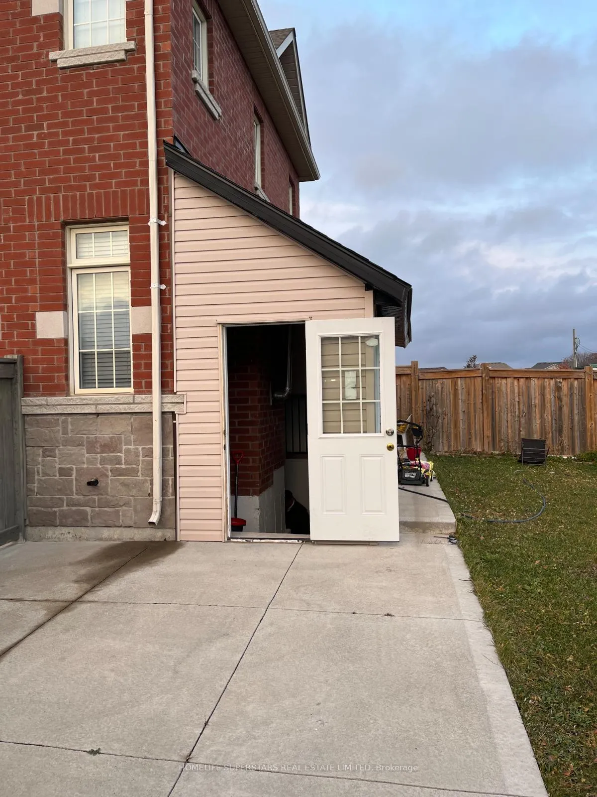 Photo 9 of 35 Wardenwood Drive, Brampton, Sandringham-Wellington North — HOMEH