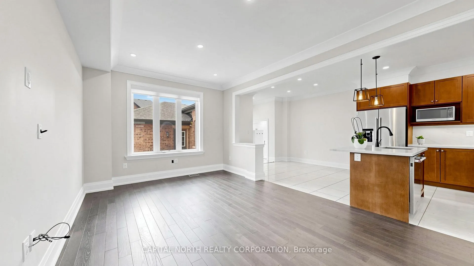 Photo 5 of 170 Moody Drive, Vaughan, Kleinburg — HOMEH