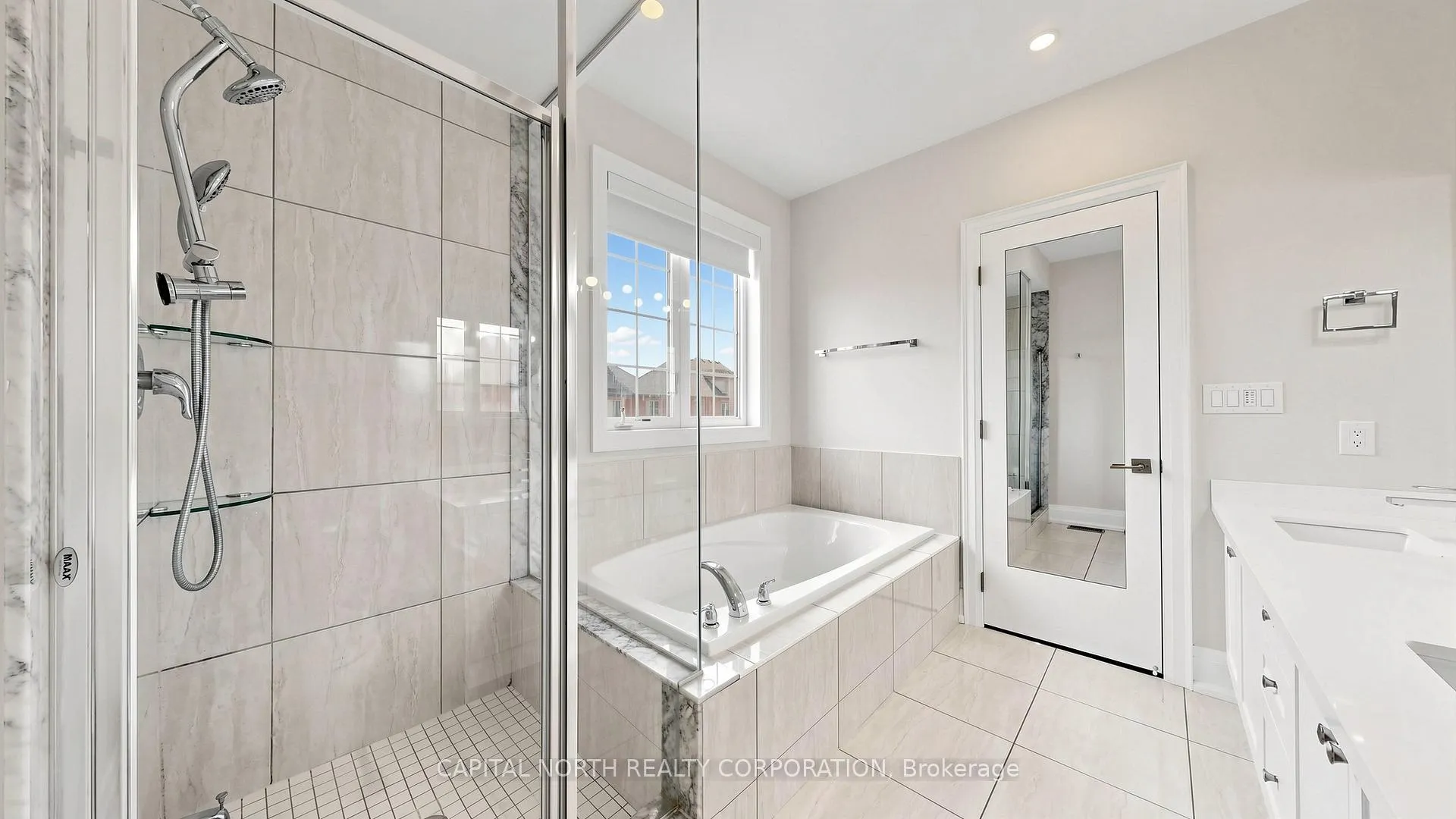 Photo 23 of 170 Moody Drive, Vaughan, Kleinburg — HOMEH
