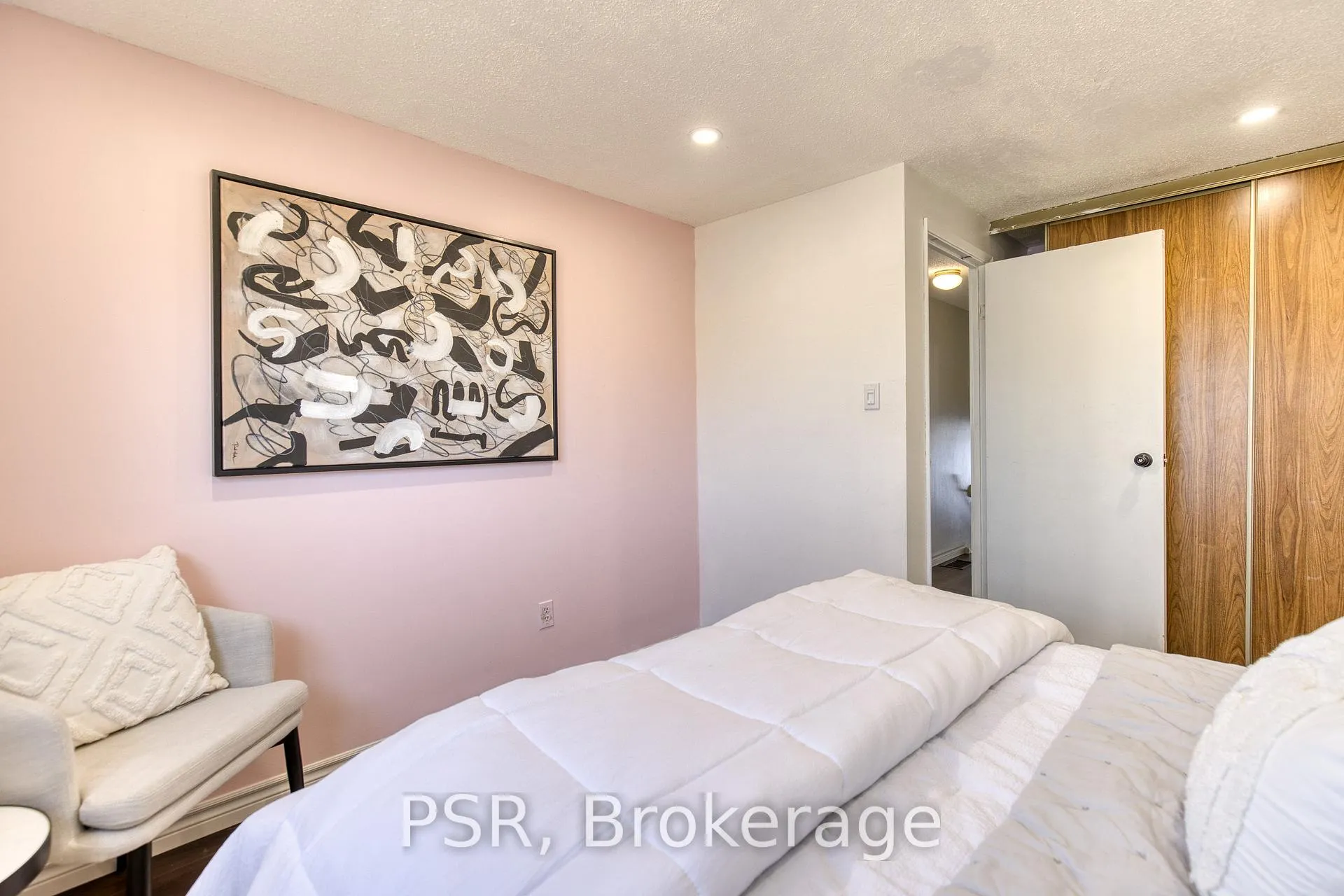 Photo 18 of 231 Heritage Drive, Kitchener — HOMEH
