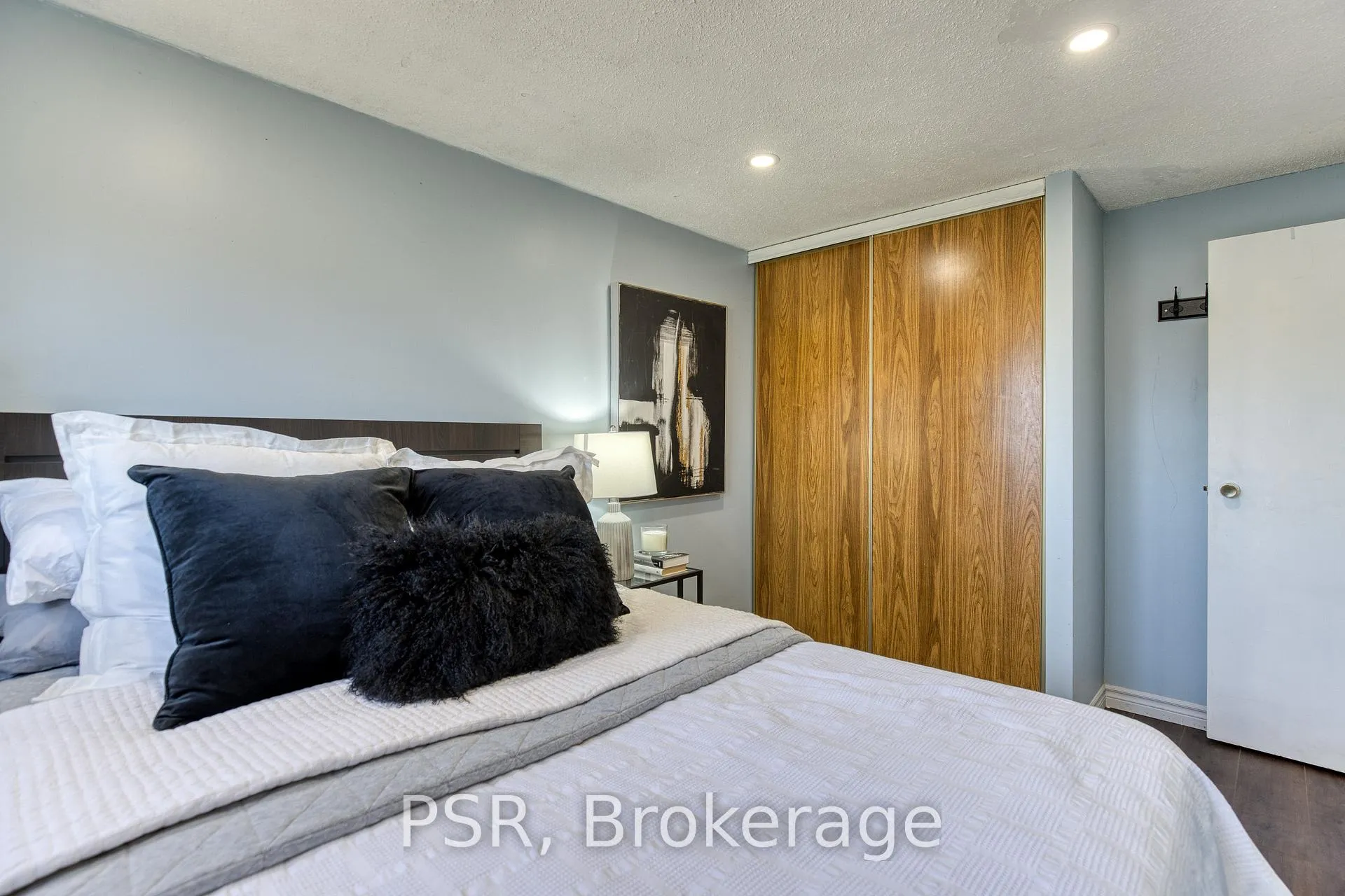 Photo 20 of 231 Heritage Drive, Kitchener — HOMEH