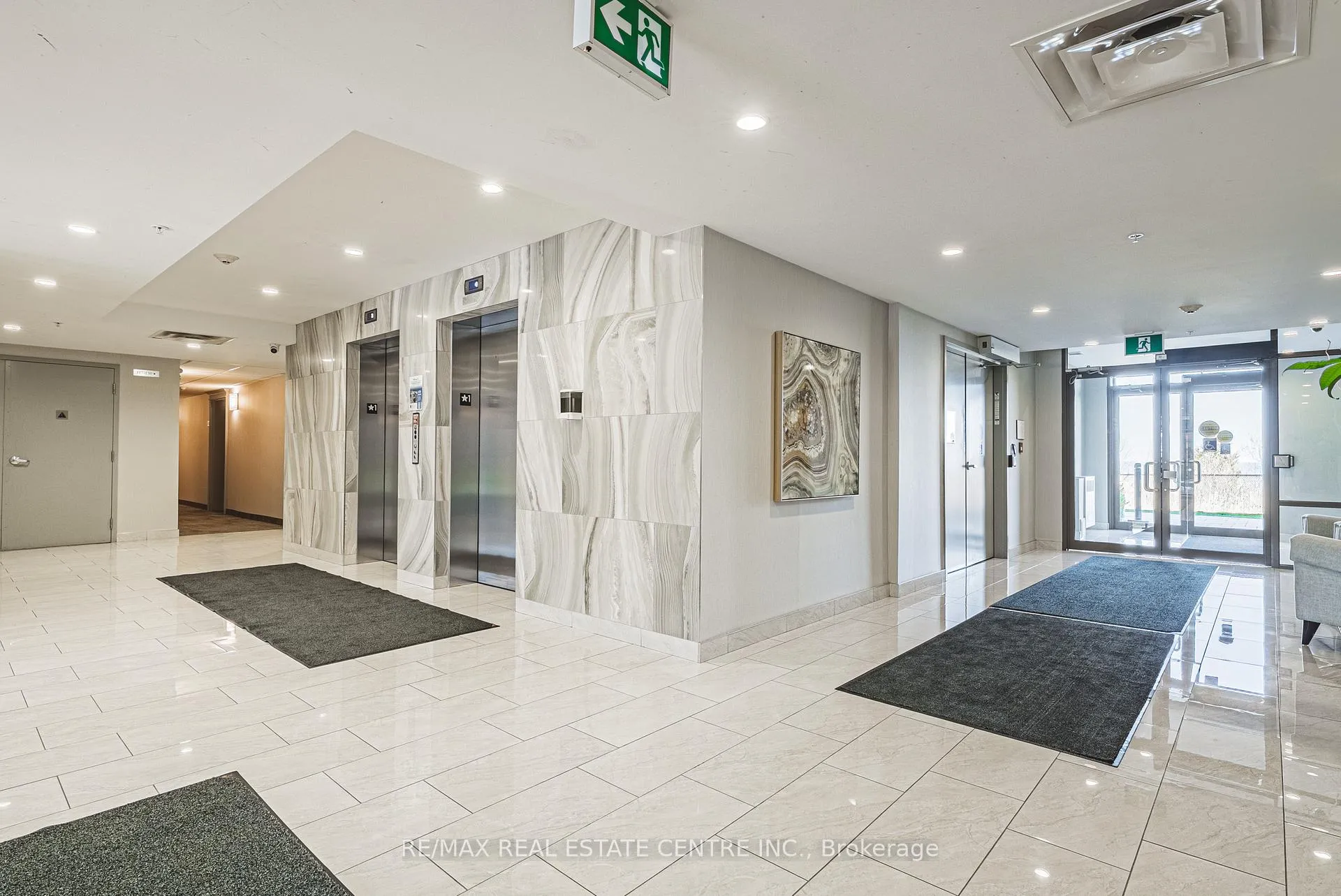 Photo 3 of Unit 333, 35 Southshore Crescent, Hamilton, Lakeshore — HOMEH