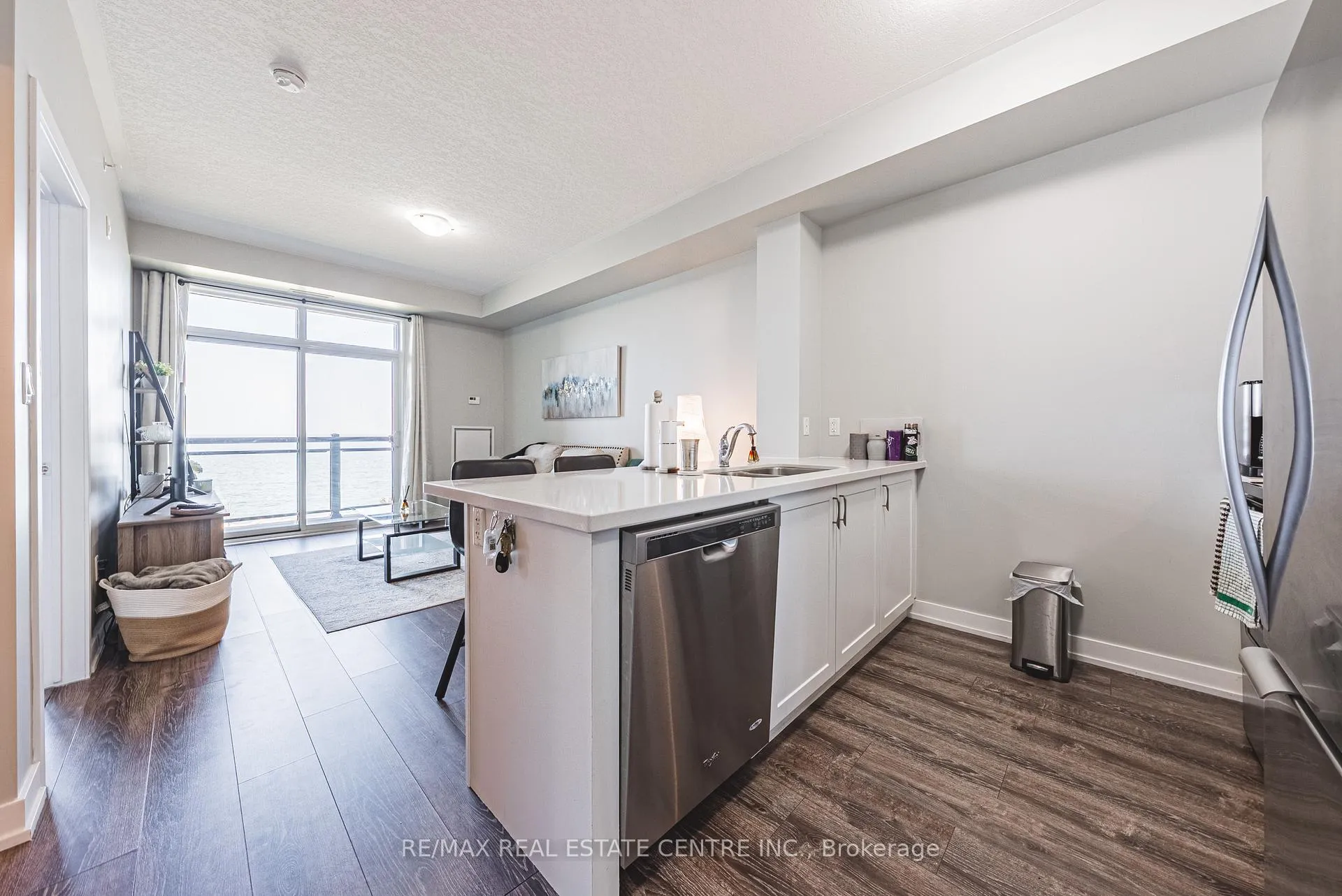 Photo 4 of Unit 333, 35 Southshore Crescent, Hamilton, Lakeshore — HOMEH