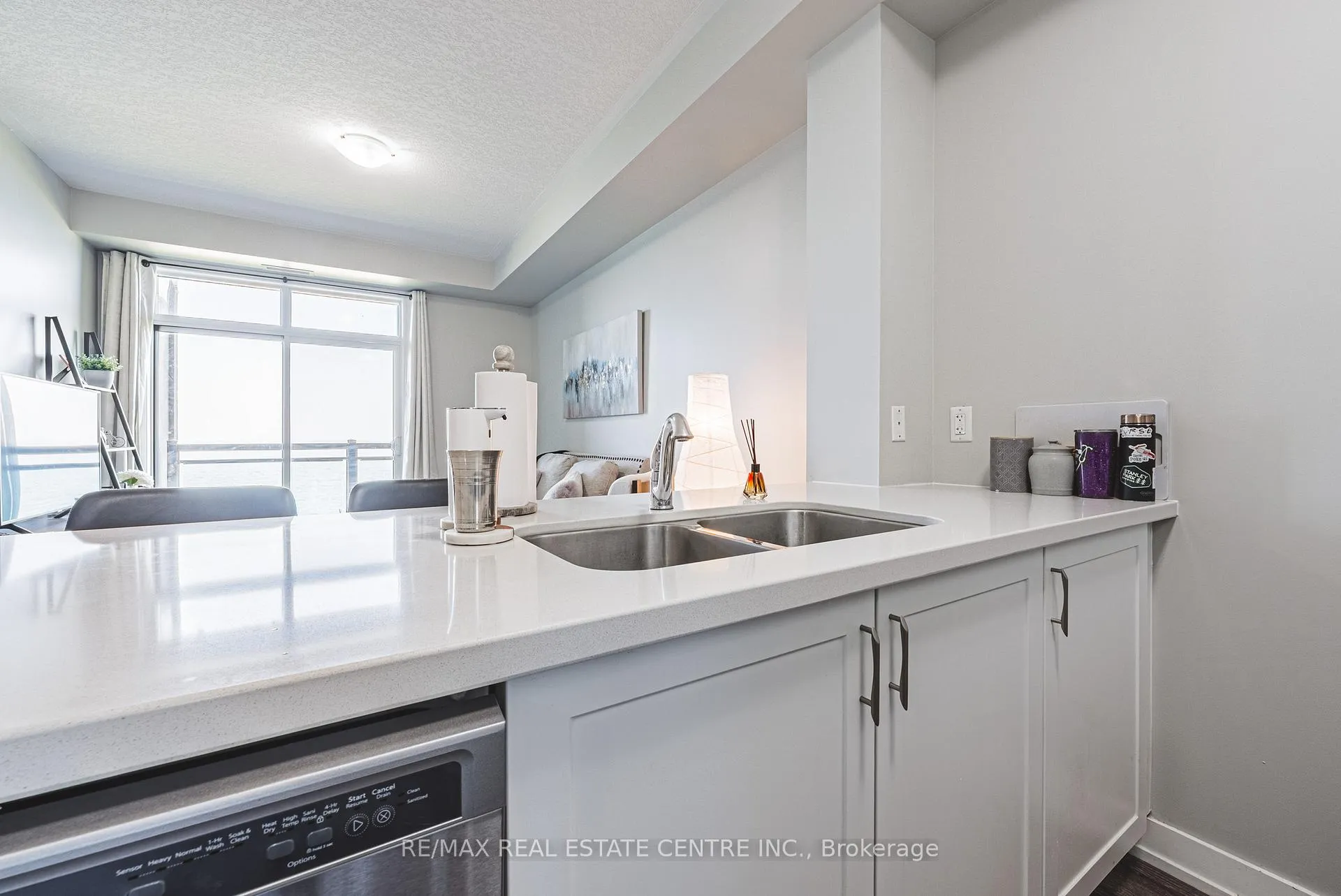 Photo 6 of Unit 333, 35 Southshore Crescent, Hamilton, Lakeshore — HOMEH