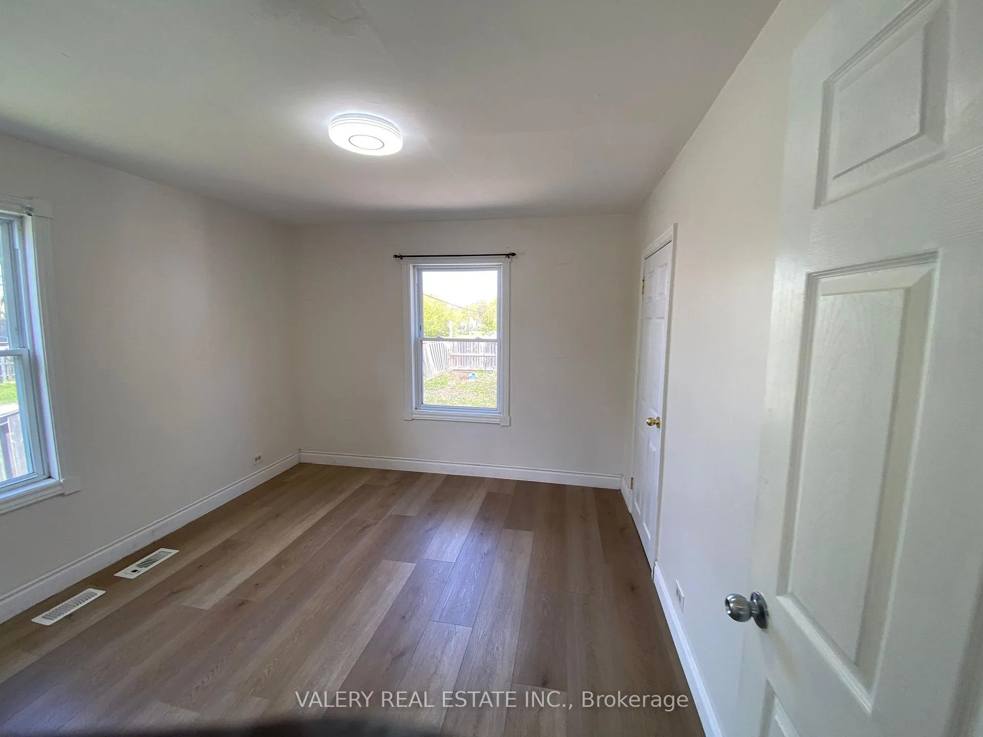 Photo 6 of Unit Main, 374 Edmonton Street, Hamilton, Crown Point — HOMEH