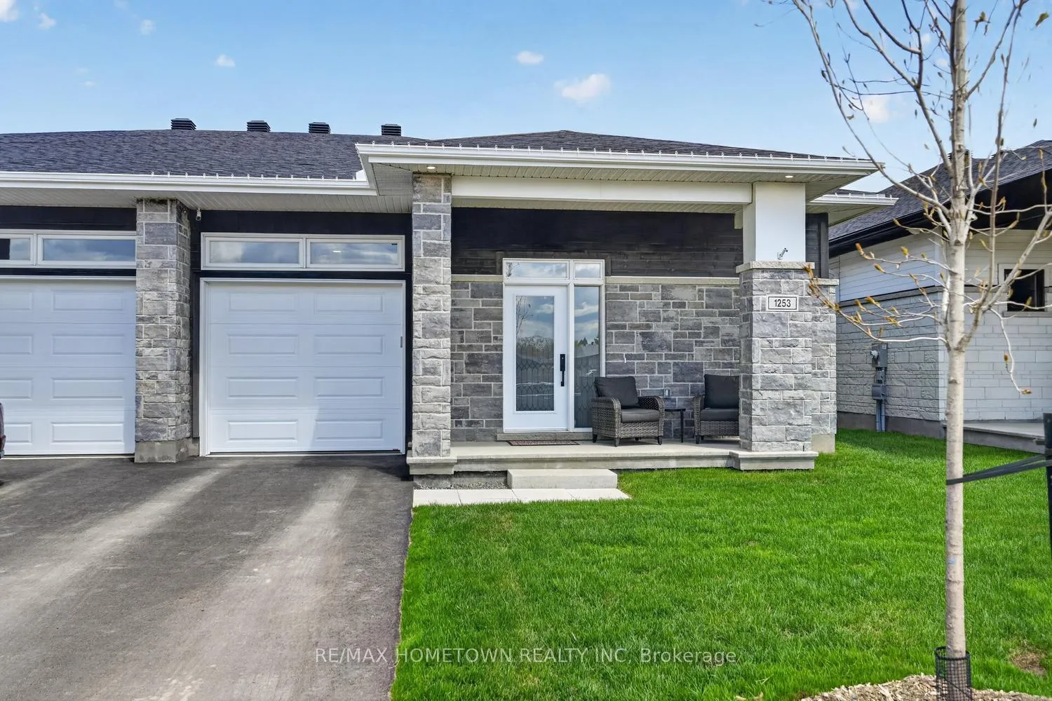 Photo 2 of 1253 Potter Drive, Brockville — HOMEH