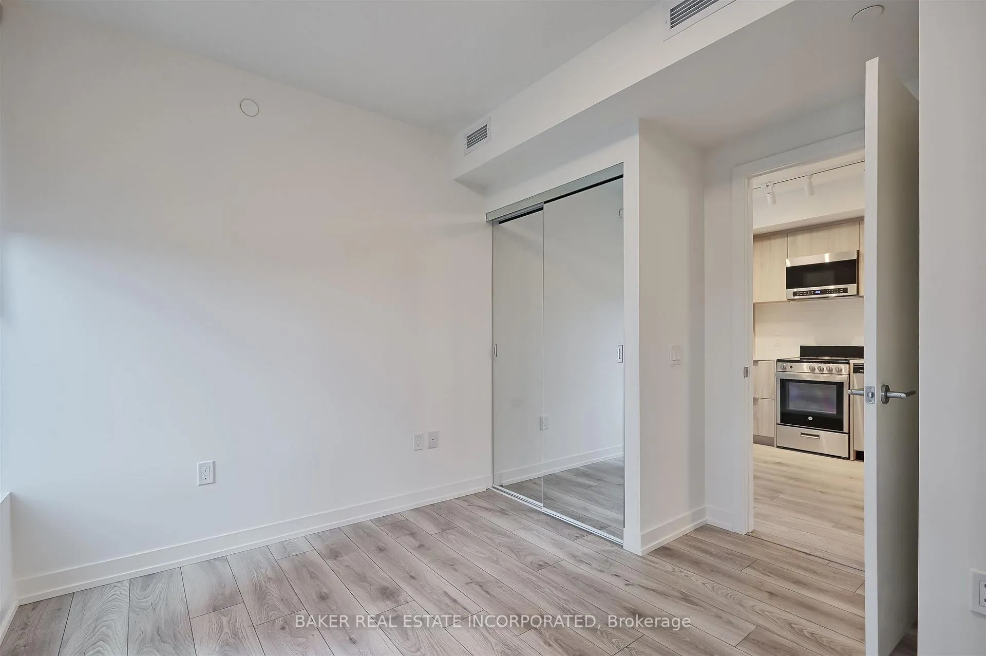 Photo 7 of Unit 2402, 223 Redpath Avenue, Toronto, Mount Pleasant West — HOMEH