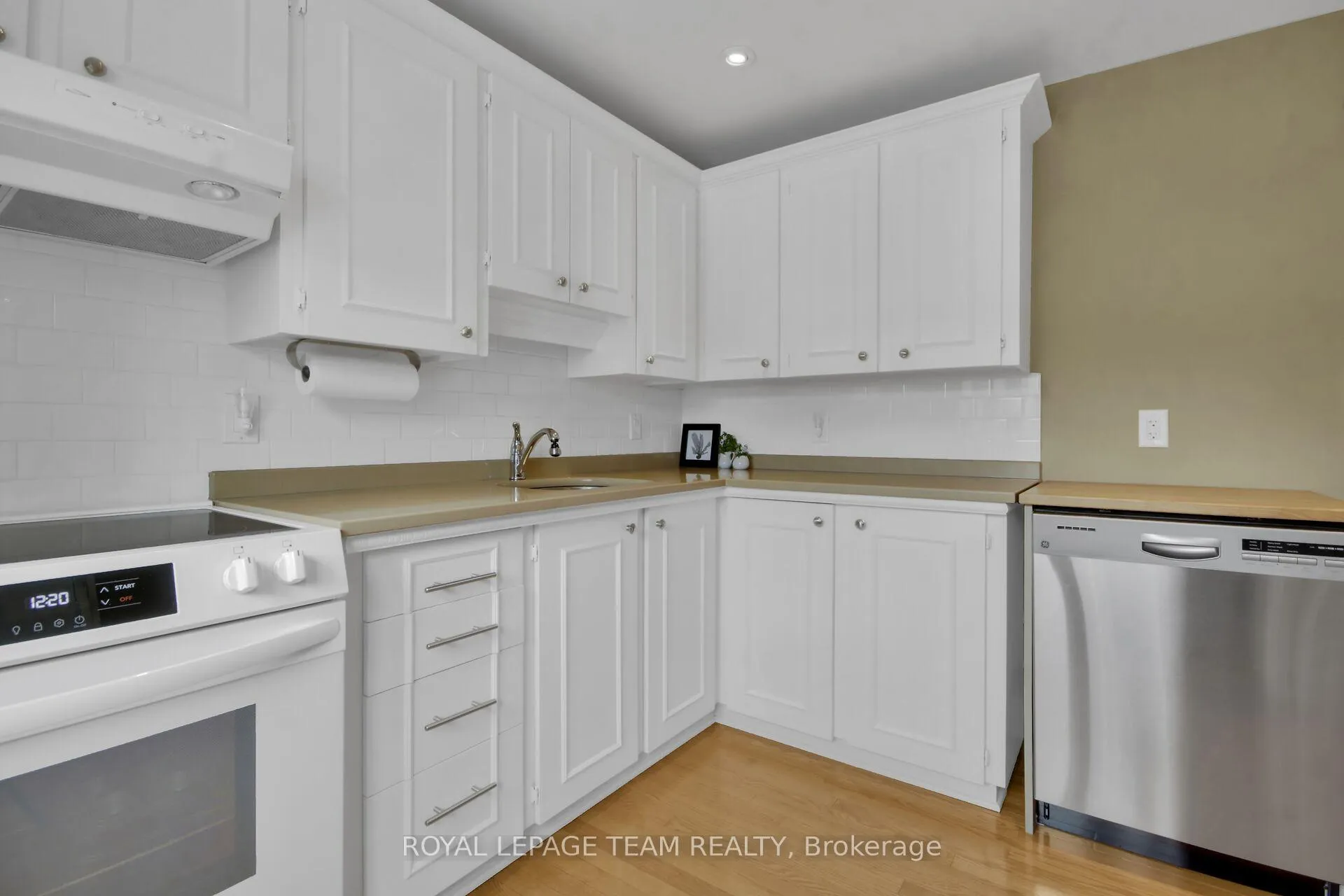 Photo 10 of 431 Roosevelt Avenue, Ottawa, McKellar/Highland — HOMEH
