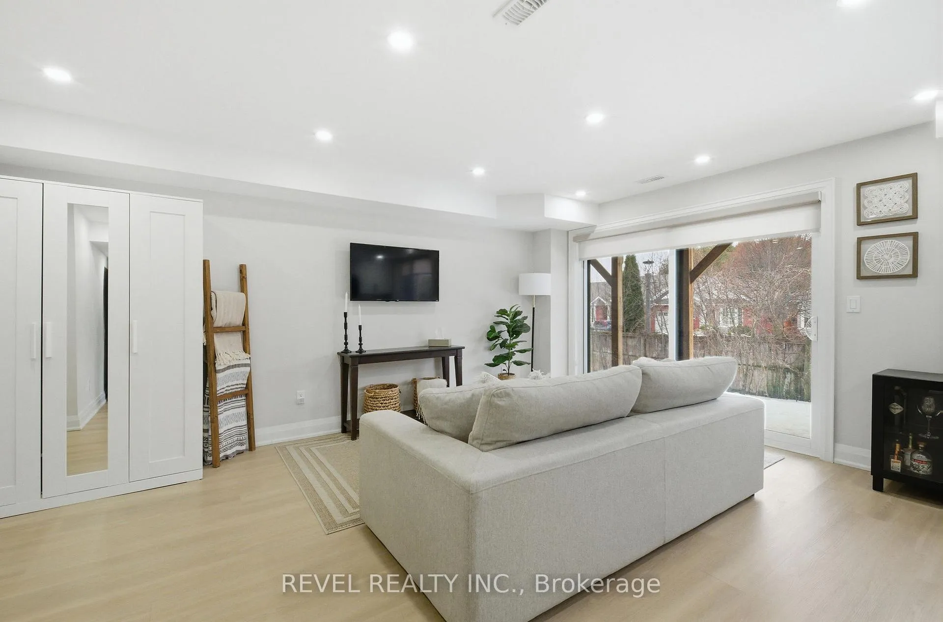 Photo 3 of 69 Pine Gate Place, Whitby, Williamsburg — HOMEH