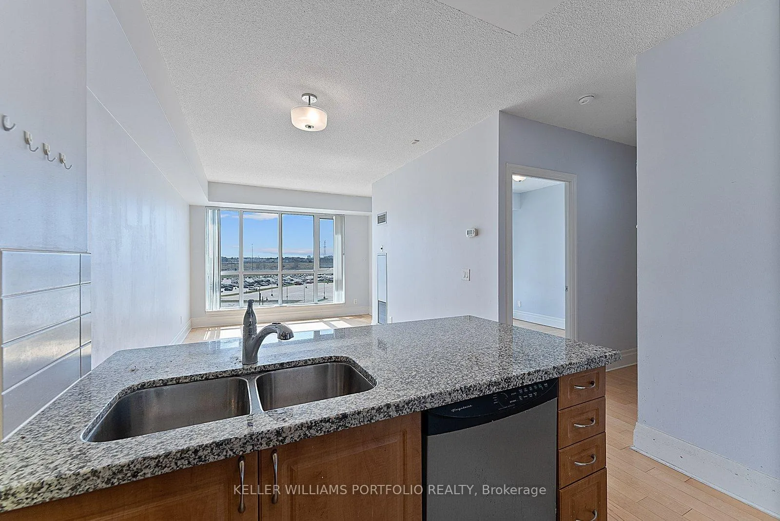 Photo 5 of Unit 607, 39 Upper Duke Crescent, Markham, Unionville — HOMEH