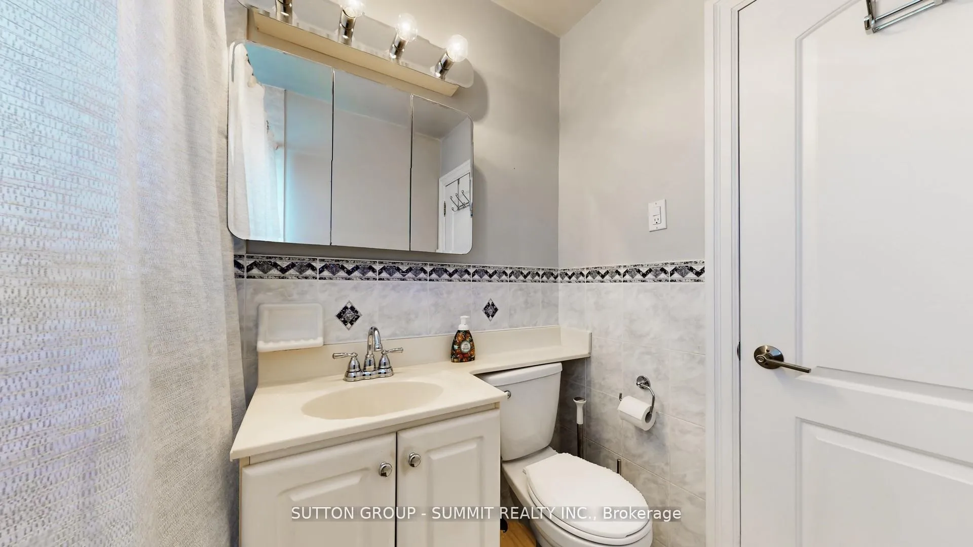 Photo 14 of 29 Fallowfield Road, Etobicoke, Rexdale-Kipling — HOMEH
