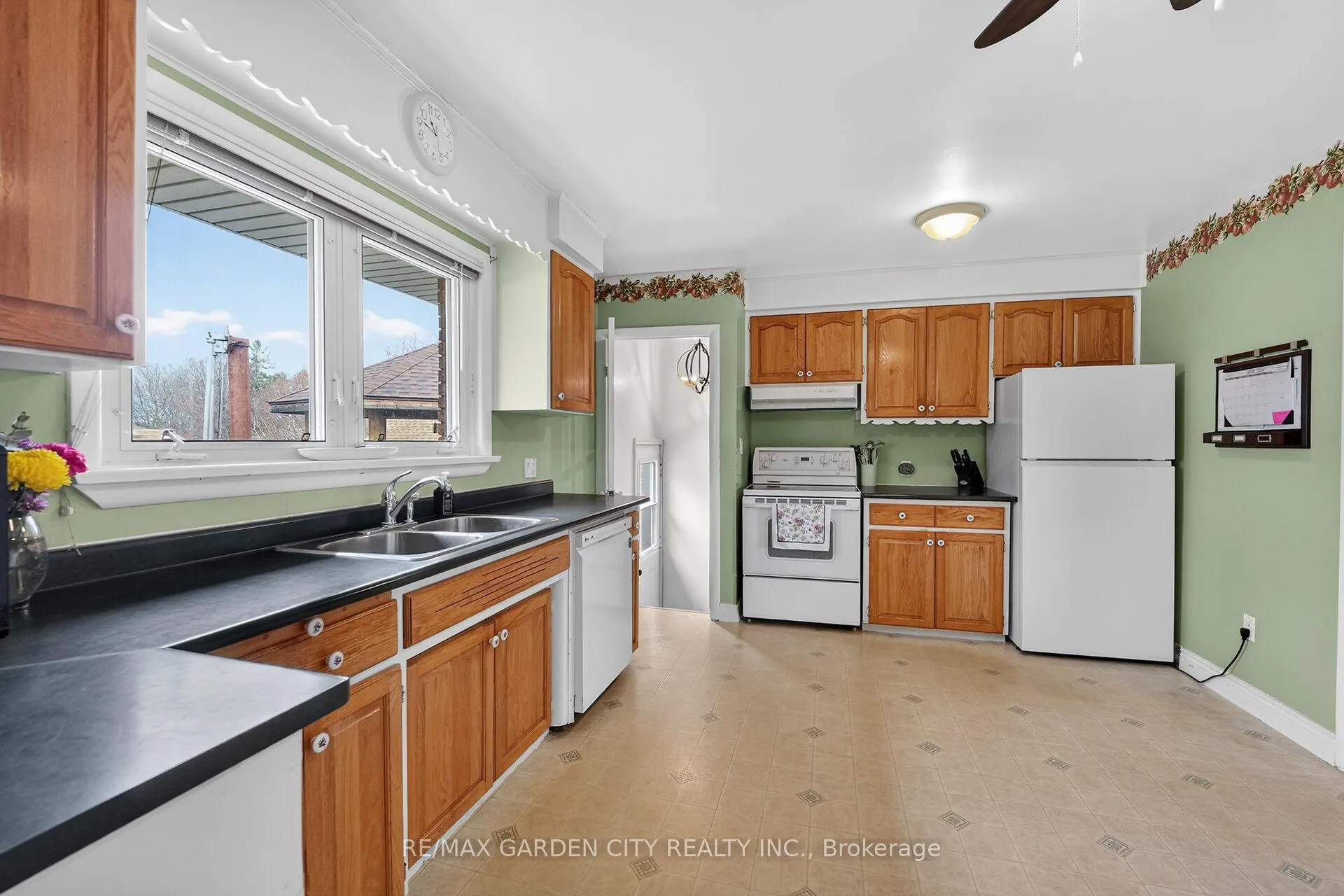 Photo 13 of 491 Niagara Street, St. Catharines, Vine/Linwell — HOMEH