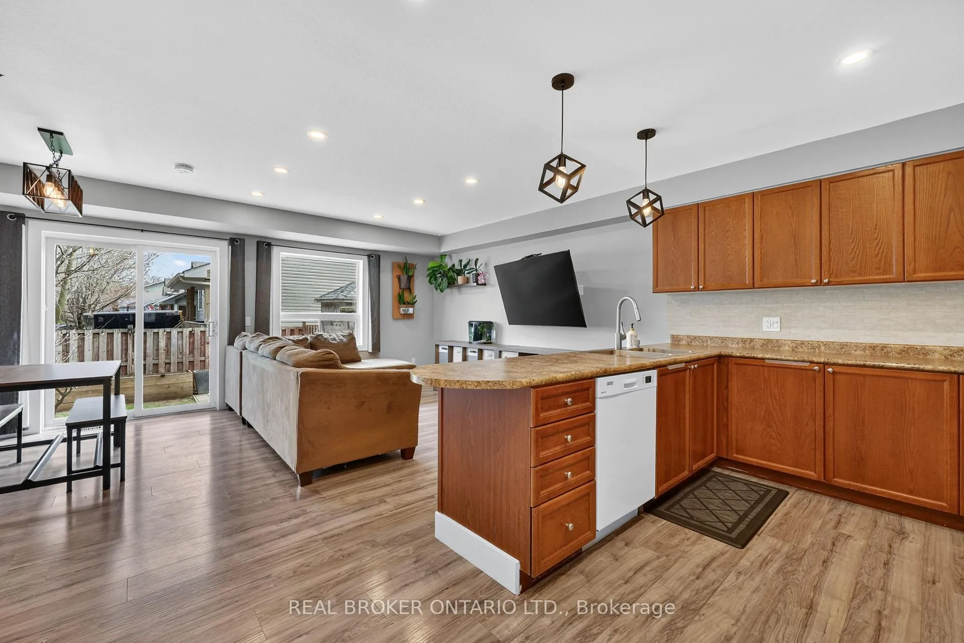 Photo 4 of 131 James Street E, Orillia — HOMEH