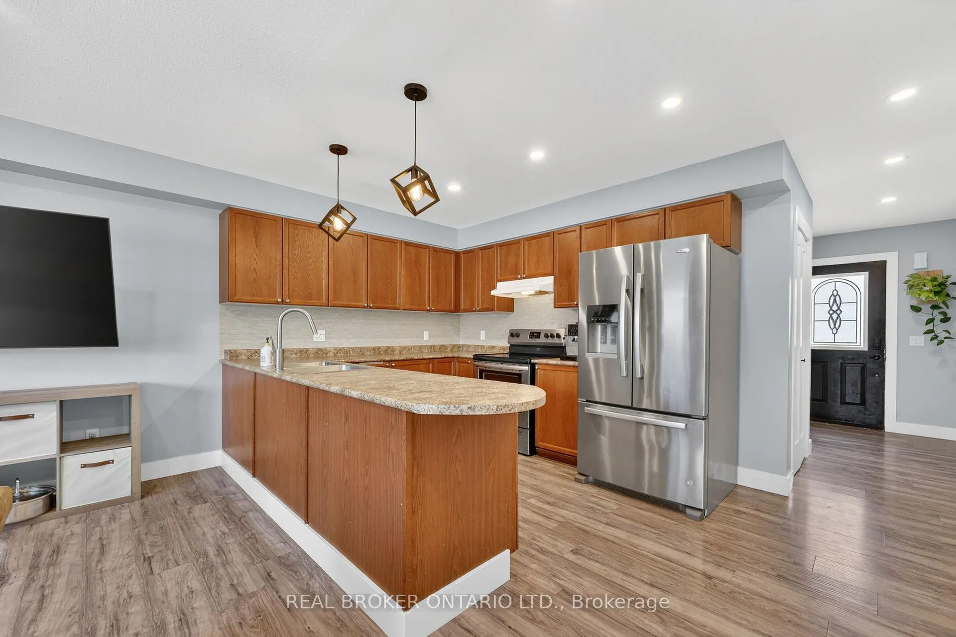 Photo 5 of 131 James Street E, Orillia — HOMEH
