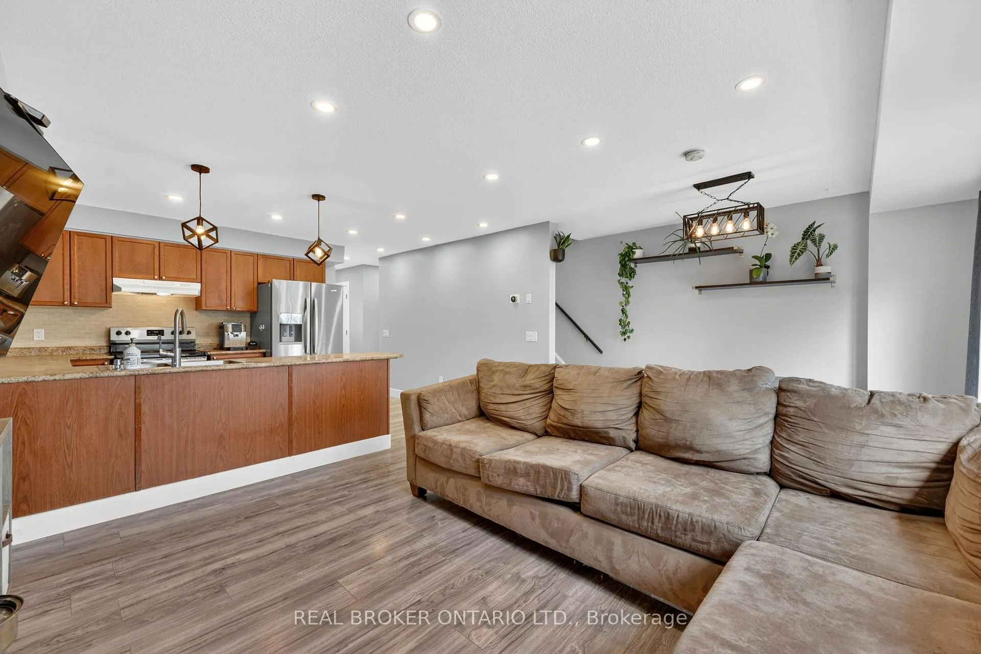 Photo 8 of 131 James Street E, Orillia — HOMEH