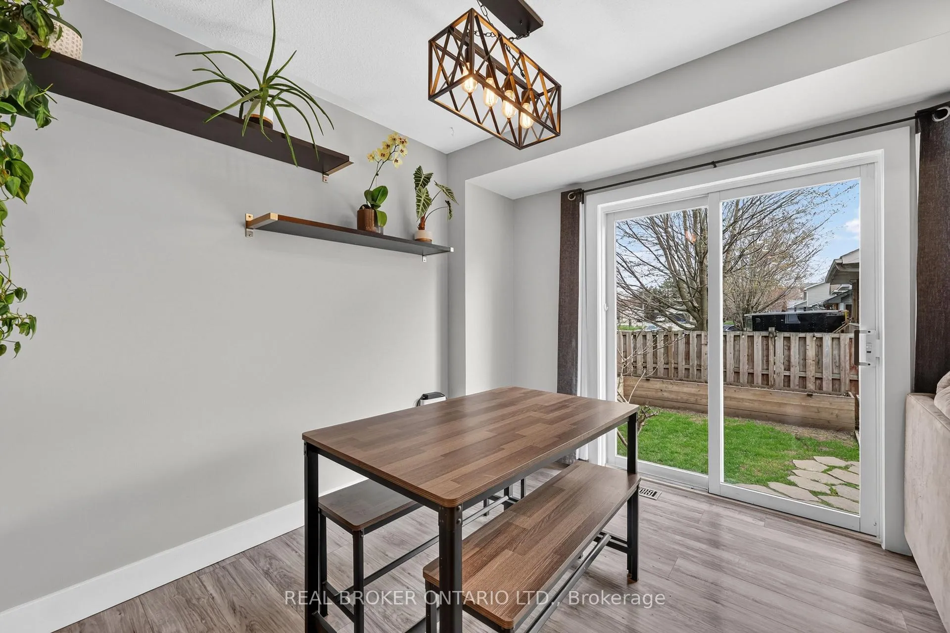 Photo 9 of 131 James Street E, Orillia — HOMEH