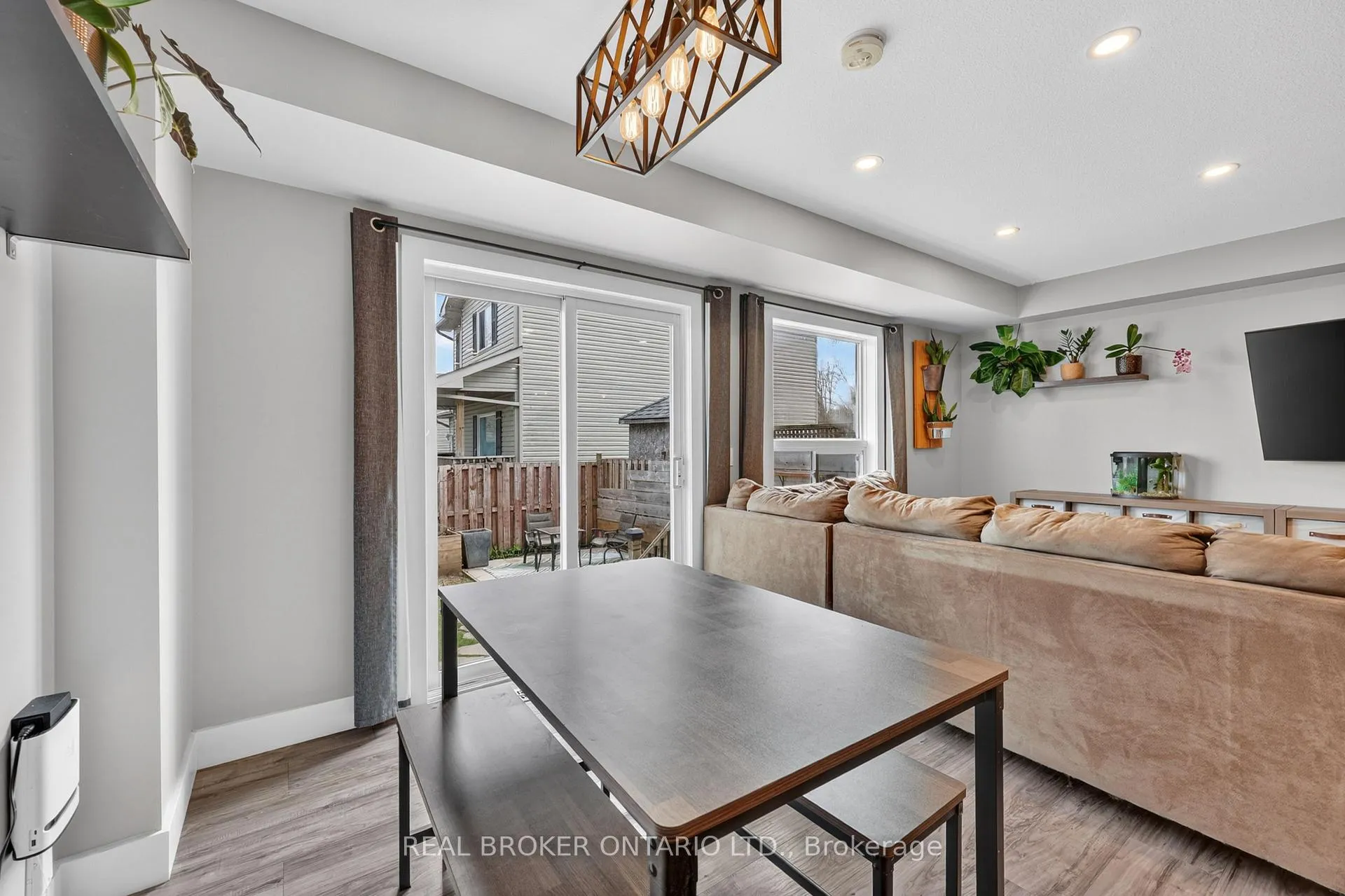 Photo 10 of 131 James Street E, Orillia — HOMEH