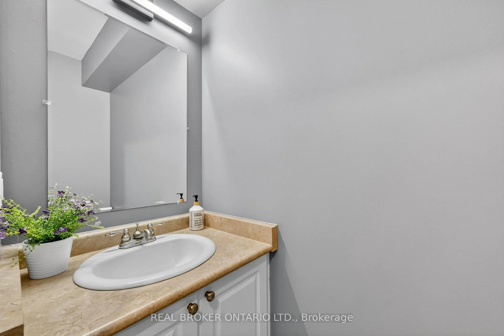 Photo 11 of 131 James Street E, Orillia — HOMEH