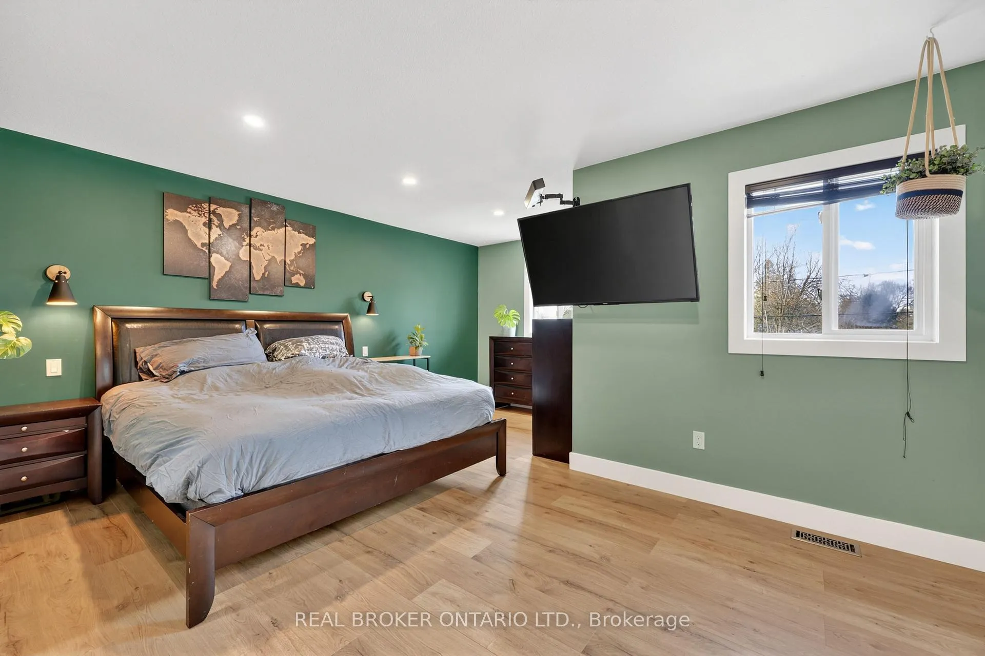 Photo 14 of 131 James Street E, Orillia — HOMEH