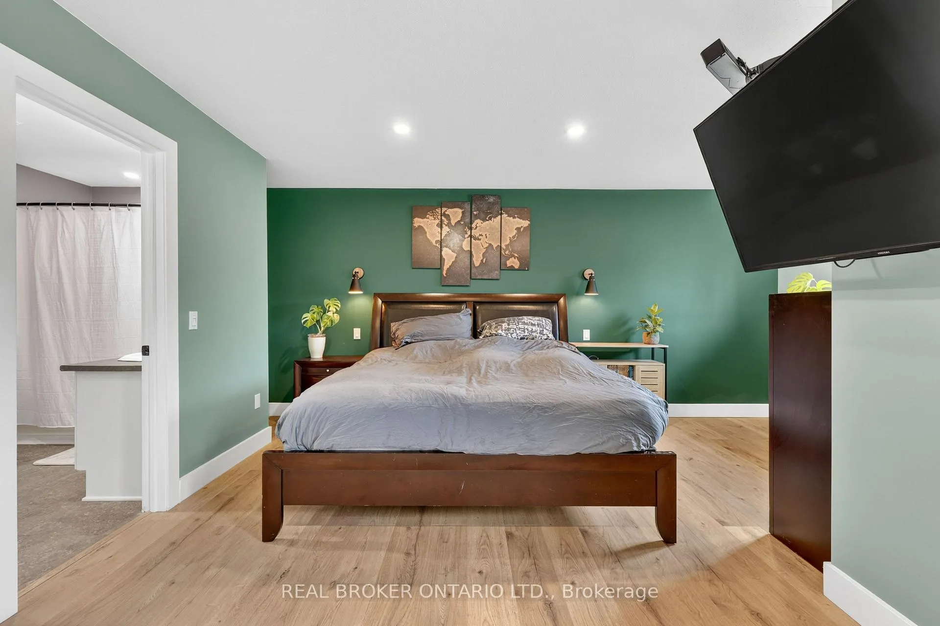 Photo 15 of 131 James Street E, Orillia — HOMEH