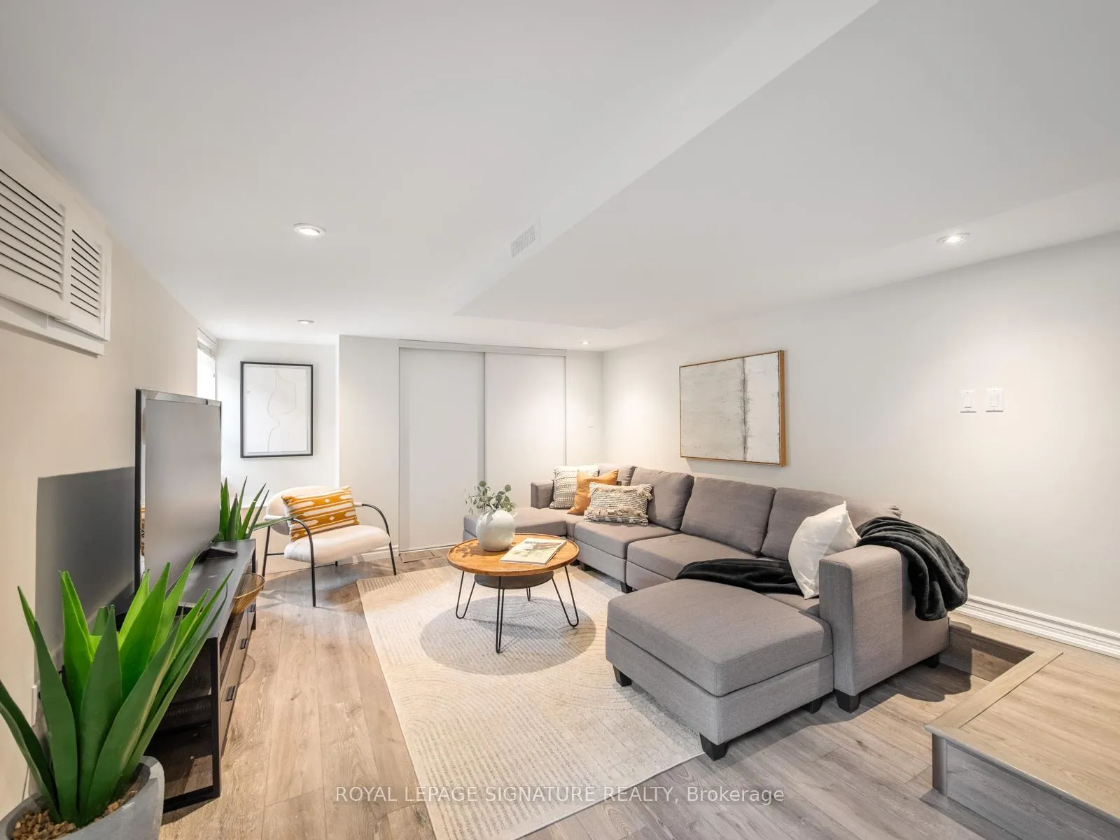 Photo 25 of 422 Davisville Avenue, Toronto, Mount Pleasant East — HOMEH