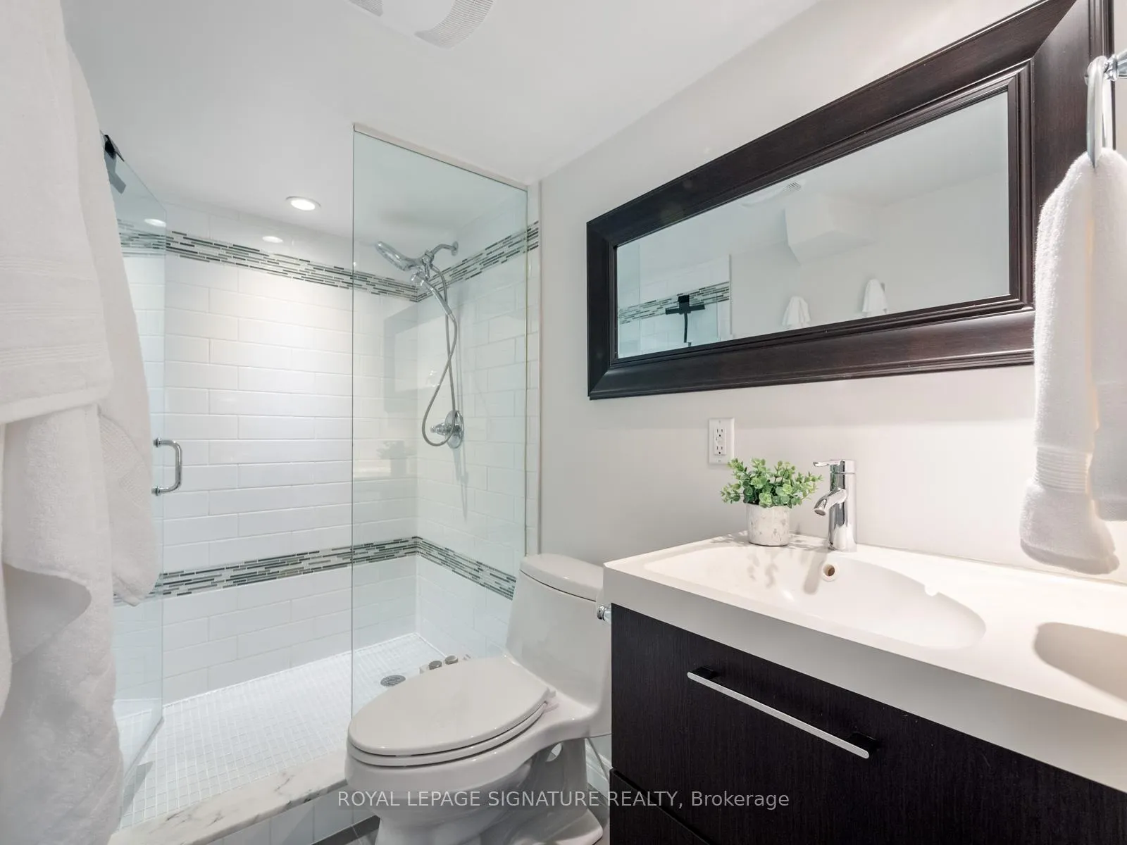 Photo 26 of 422 Davisville Avenue, Toronto, Mount Pleasant East — HOMEH