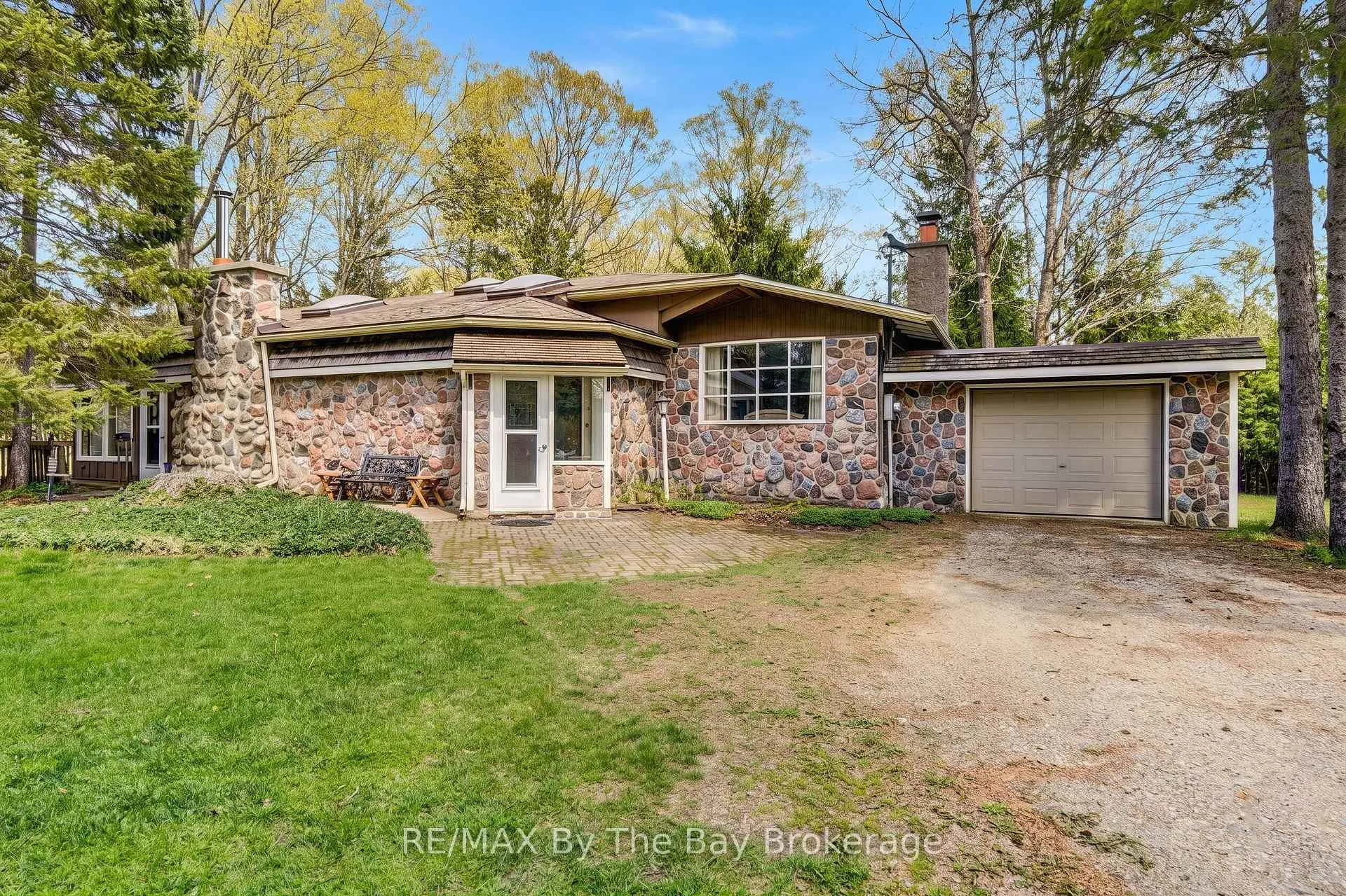 Photo 1 of 8308 County Road 9, Clearview, Creemore — HOMEH