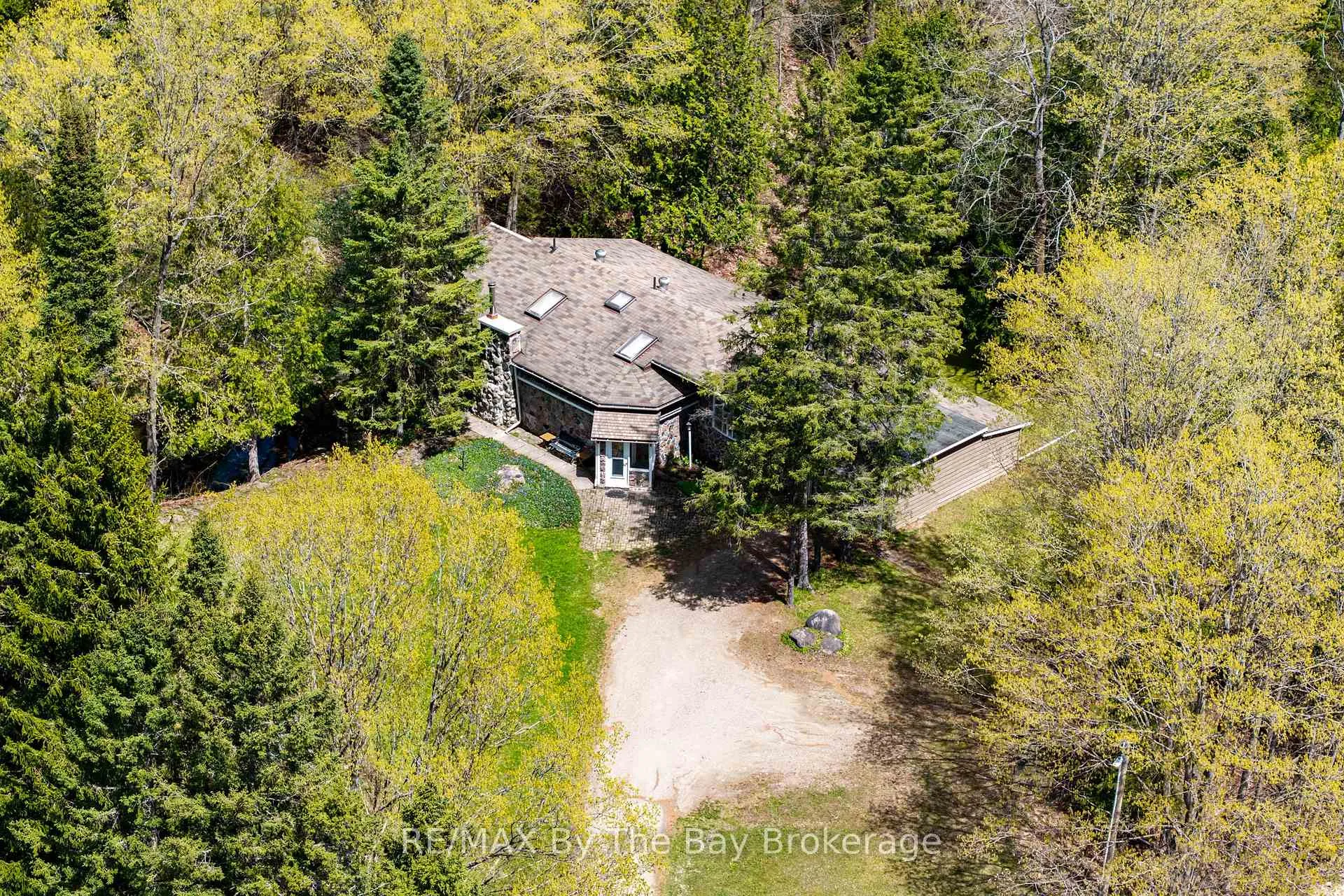 Photo 3 of 8308 County Road 9, Clearview, Creemore — HOMEH